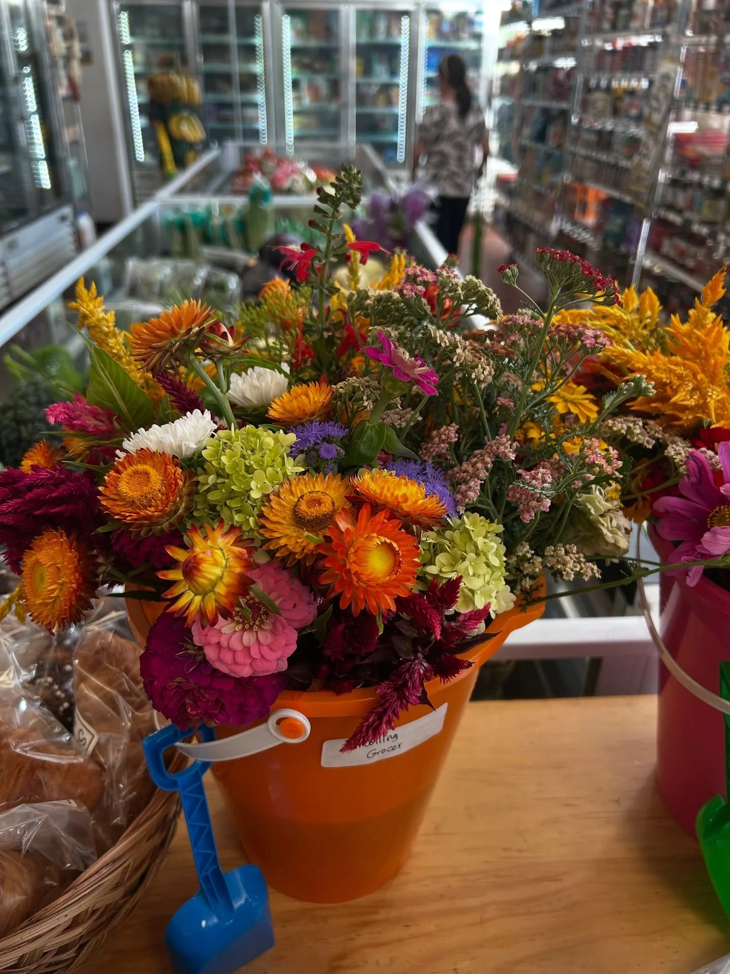 🌸🌶 From vibrant farm fresh blooms to colorful peppers straight from the soil  Common Hand Farms is bringing the taste and beauty of the season right to your hands. 💐🥬 Every petal, every pepper, grown with love, picked with care, and ready for YOU