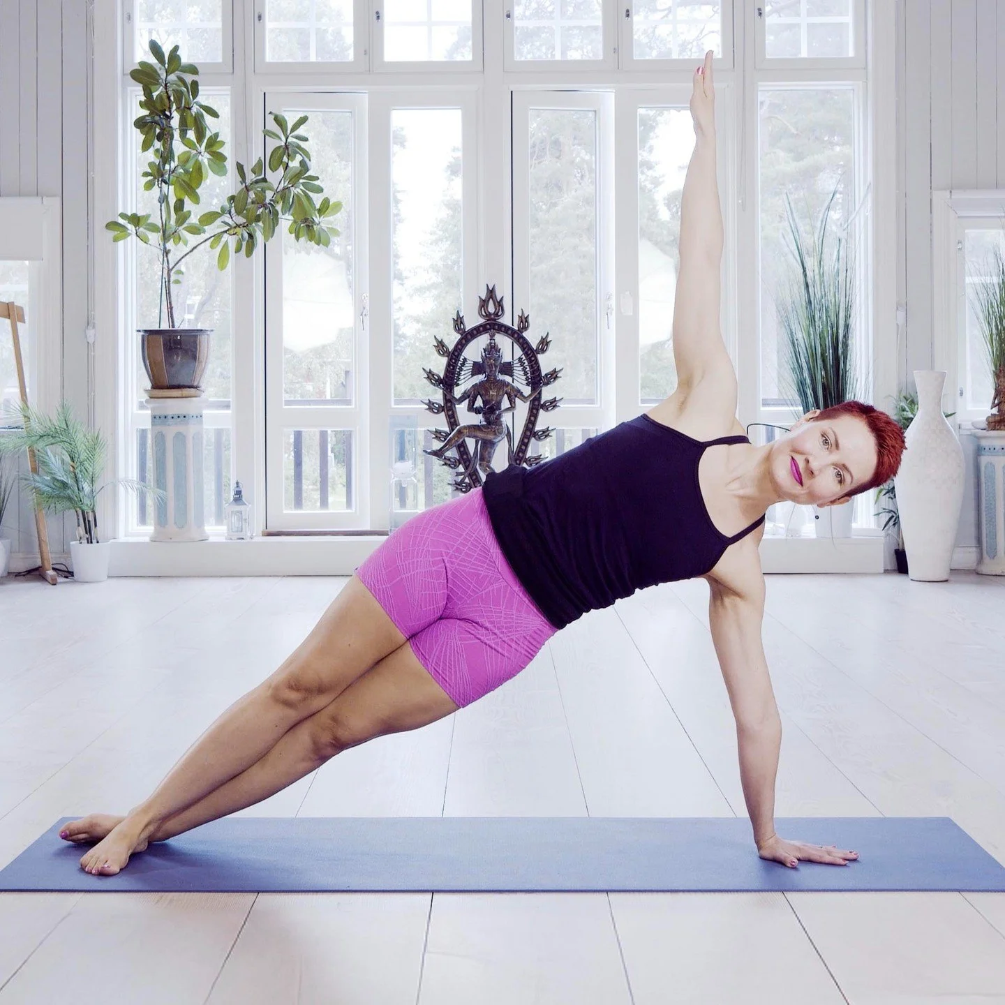 Her&auml;tyskello soimaan! Uutta t&auml;ss&auml; kuussa -kokoelman uutuus, Hanna Mannisen t&auml;sm&auml;pilates, josta tulee niiiiin hyv&auml; olo!

T&auml;ss&auml; treeniss&auml; kokeilet tunnin pilatesta hengitysfokuksella Hannan kanssa. Saat moni