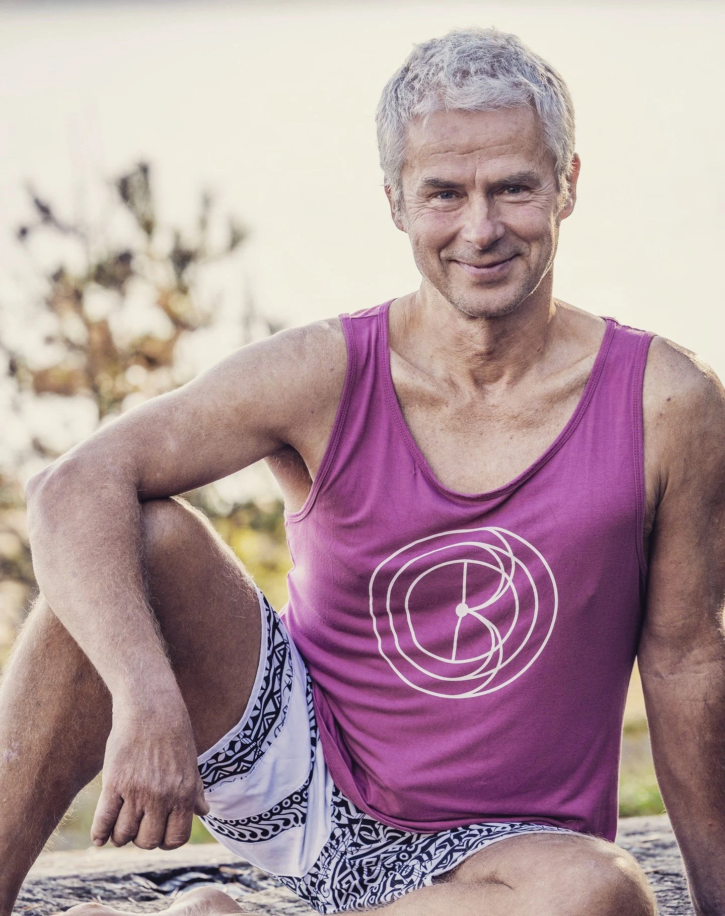 Tervetuloa virkistym&auml;&auml;n ja tasapainottumaan Magnuksen kanssa.

T&auml;ss&auml; parasympaattista hermostoa aktivoivassa harjoituksessa joogataan &auml;&auml;nen ja hiljaisuuden vuoropuhelussa. Aloitat harjoituksen lyhyell&auml; hieronnalla, 