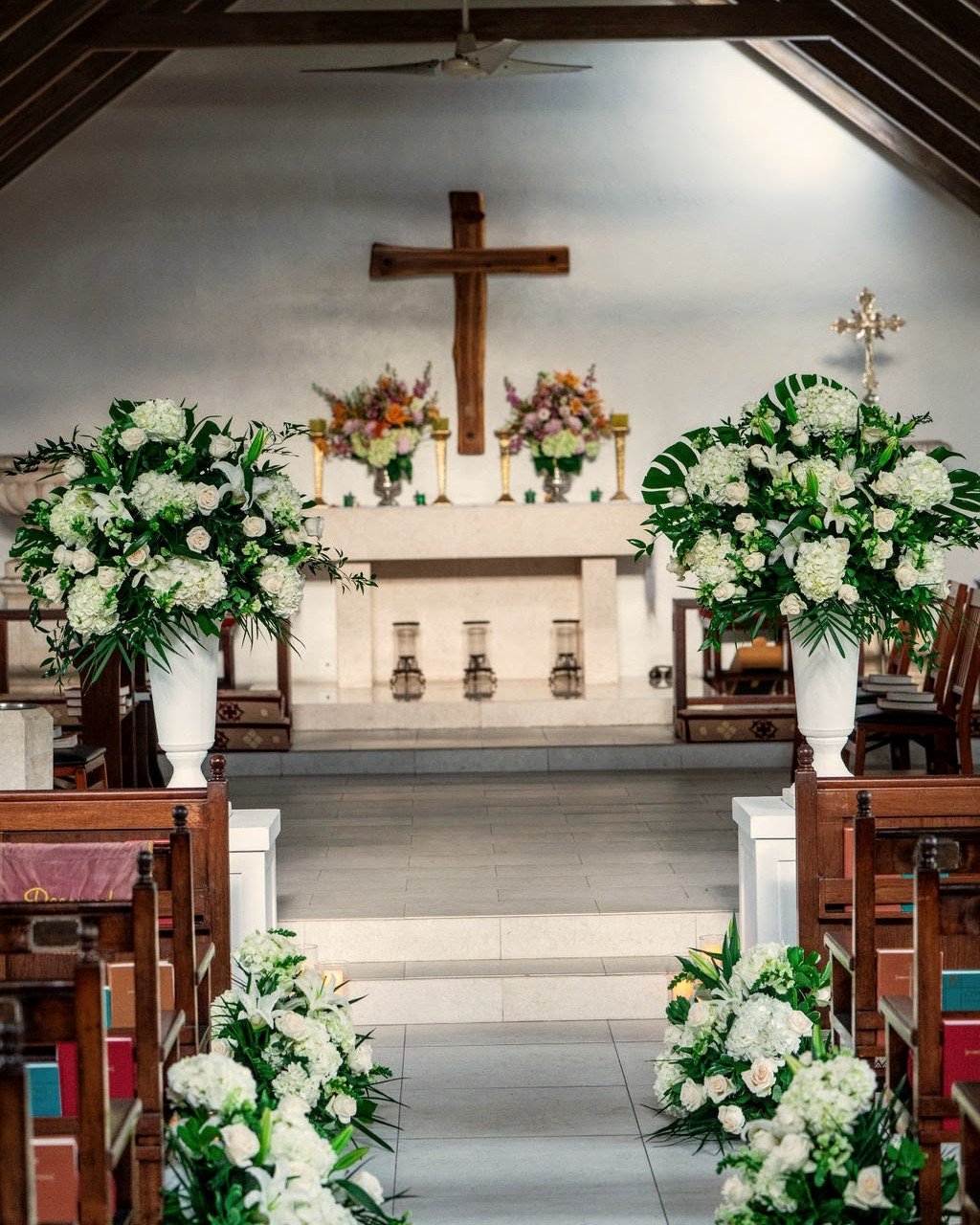 A celebration of love, renewed. 🌿💍✨
In the heart of a serene chapel, surrounded by the beauty of nature, this intimate vow renewal was brought to life with delicate floral arrangements designed to capture the essence of everlasting love. 💐
.
.
.
.