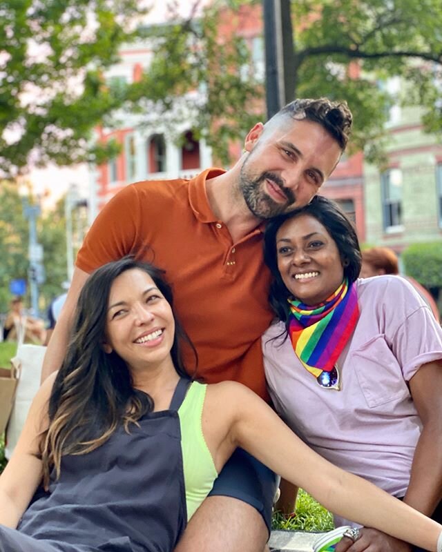 2020 bringing back a tradition from 12 years ago - bubbles 🍾 x fried chicken 🍗 in the park! Happy bday @smammies 💕 #picnic #pride⁣
⁣
⁣
⁣
⁣
⁣
⁣
⁣
⁣
#washingtondc #igdc #instagay #queer