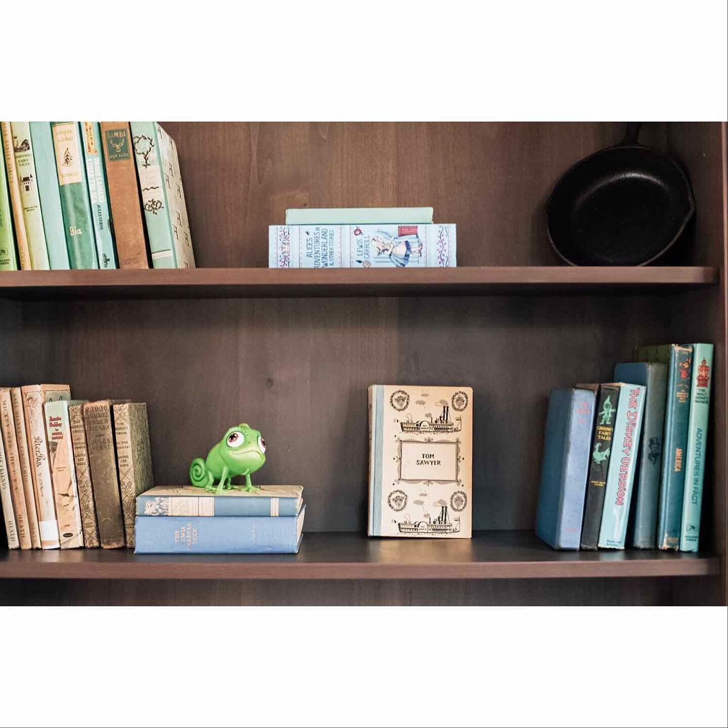 “There is more treasure in books than in all the pirates' loot on Treasure Island” 🏴‍☠️ 
.
Grab a book and have a seat in this beautiful reading nook 📚
.
#disney #goldenoak #disneydesign #booklover #bookshelf
