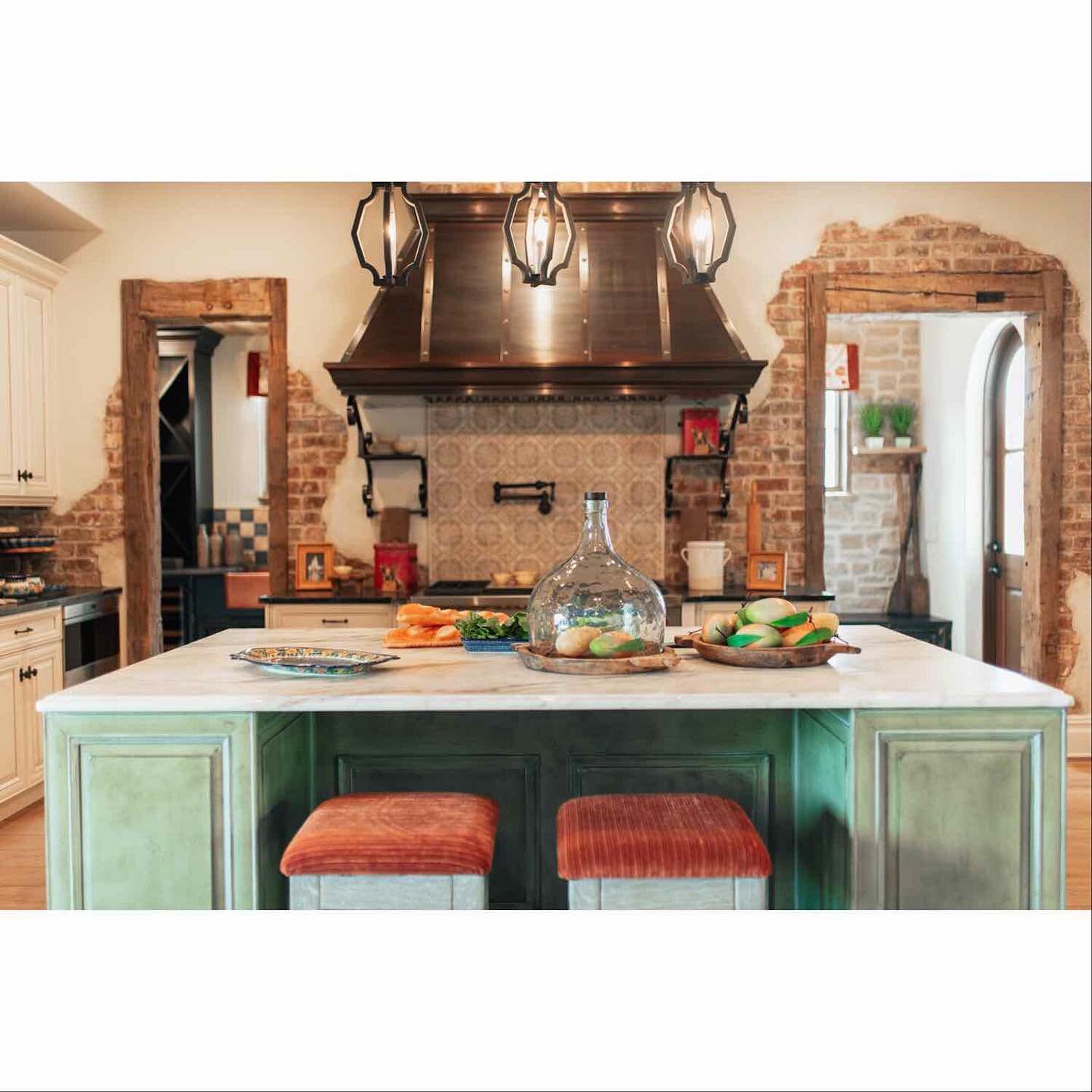 Anyone can cook, but only the fearless can be great 🥣🐀🍴
.
@tradewindsfurniture 
@lidiaspolishpottery 
.
#design #interiordesign #luxurylifestyle #luxuryhome #kitchen #interiors #diningroom #decor #orlandodes