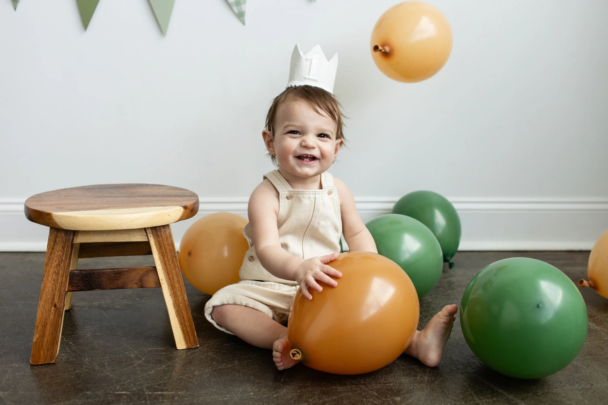 studio-milestone-one-year-old-photos-balloons.jpg