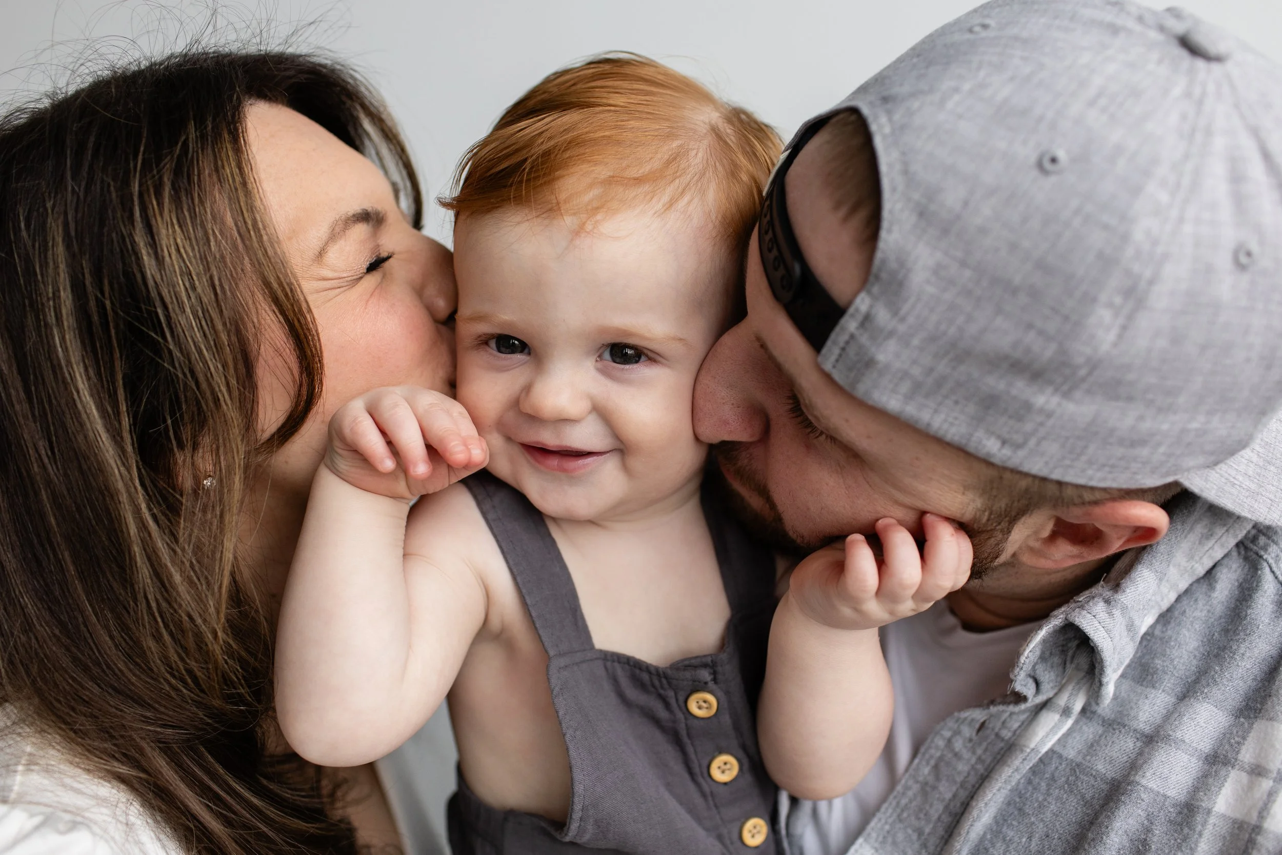 family-kiss-sandwich-baby-cheeks-giggles-pittsburgh.jpg