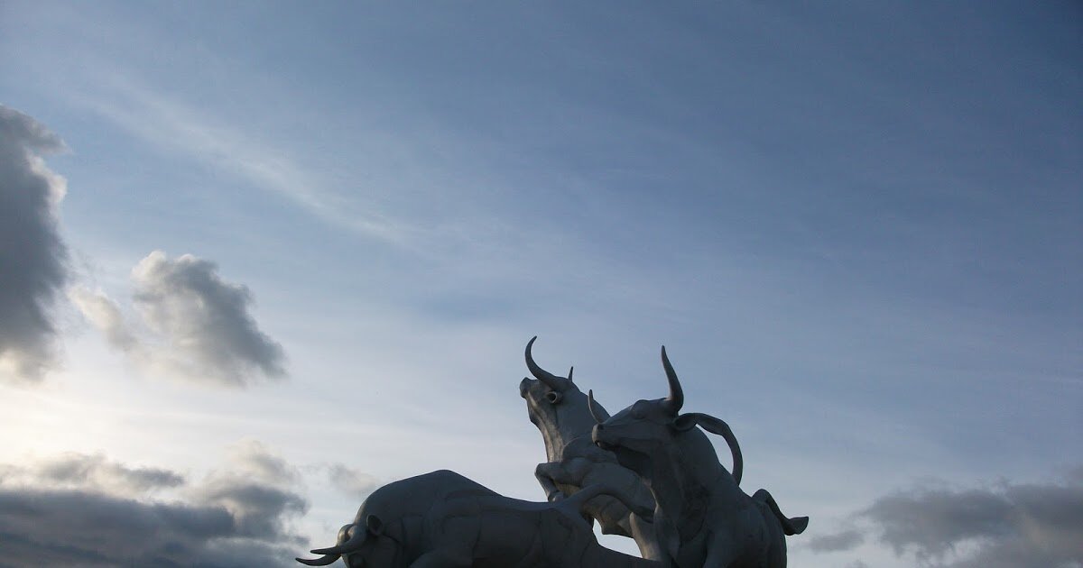 Monumento ao Toiro / Taurus Monument