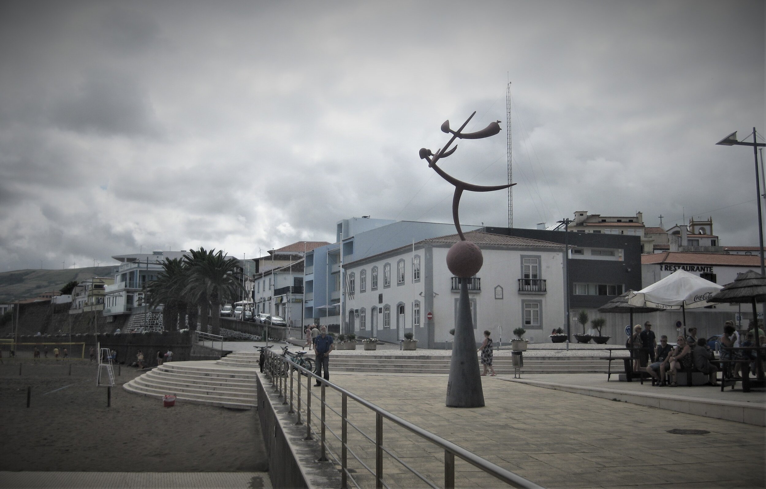 2015  EMIGRANTES , aço, resina e fibra de vidro/ EMIGRANTS , steel, resin and fiberglass - Cidade da Praia da Vitória