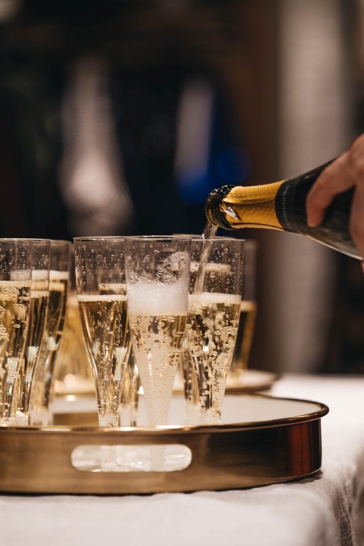 2023-secret-dinner-zurich-casino-royale-champagne-pouring.jpg