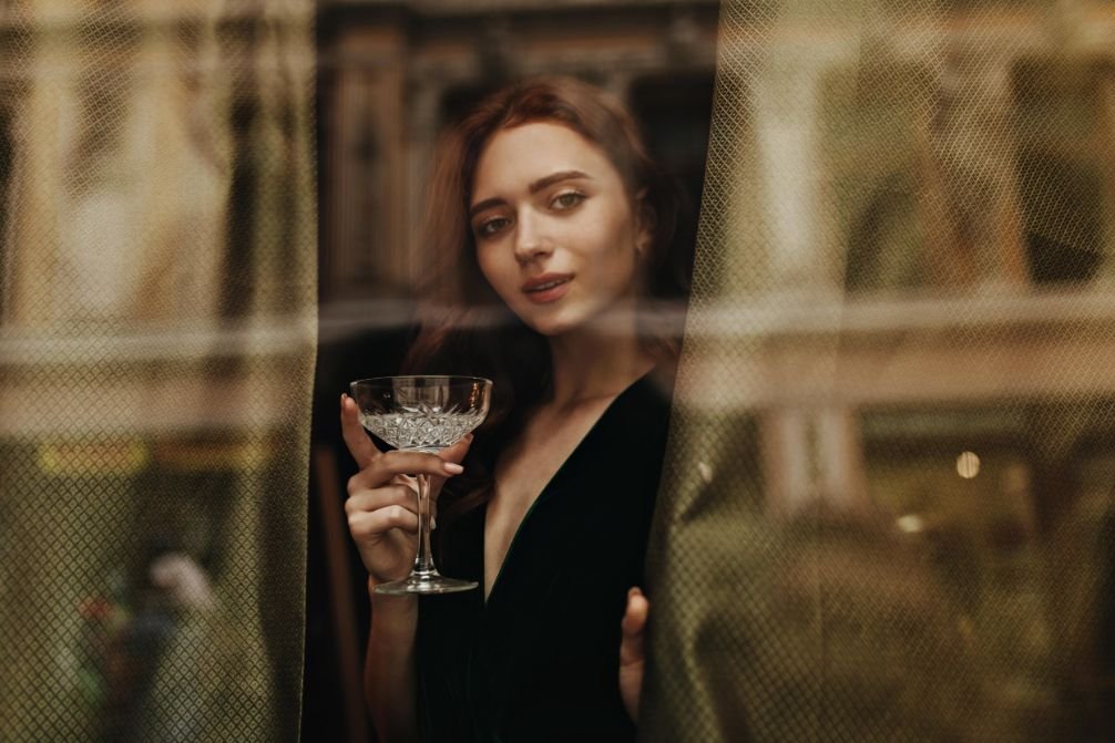 2023-secret-dinner-zurich-elegant-woman-holding-martini-glass.jpg