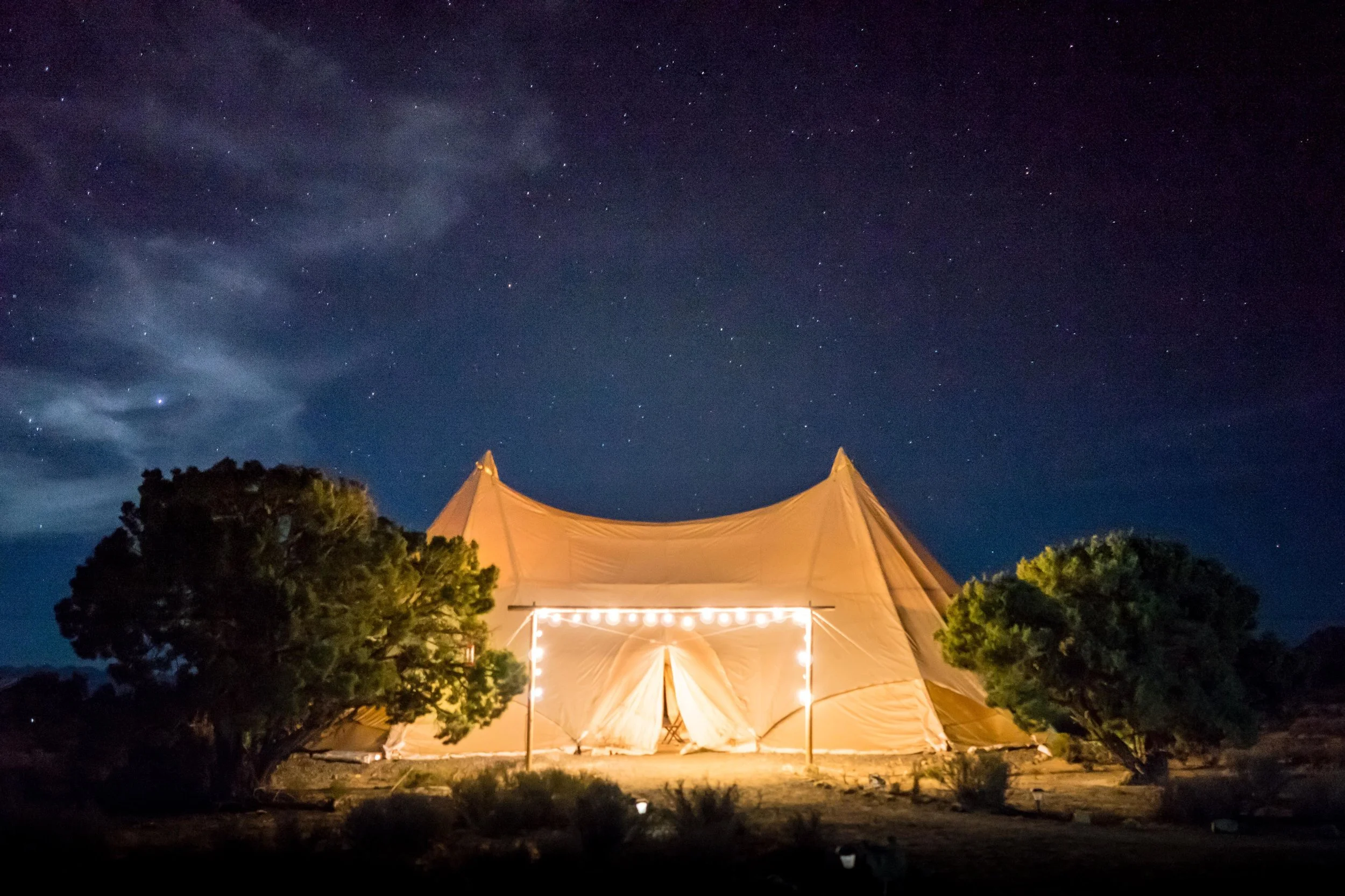 Tent in het donker.jpg