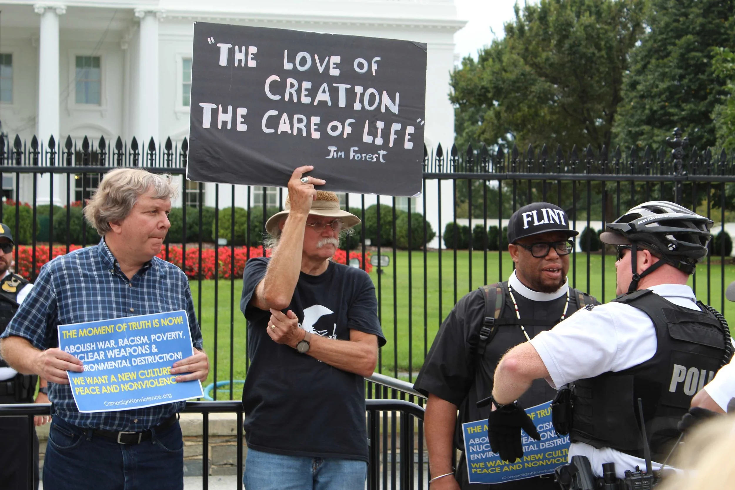 DC White house with police.jpg