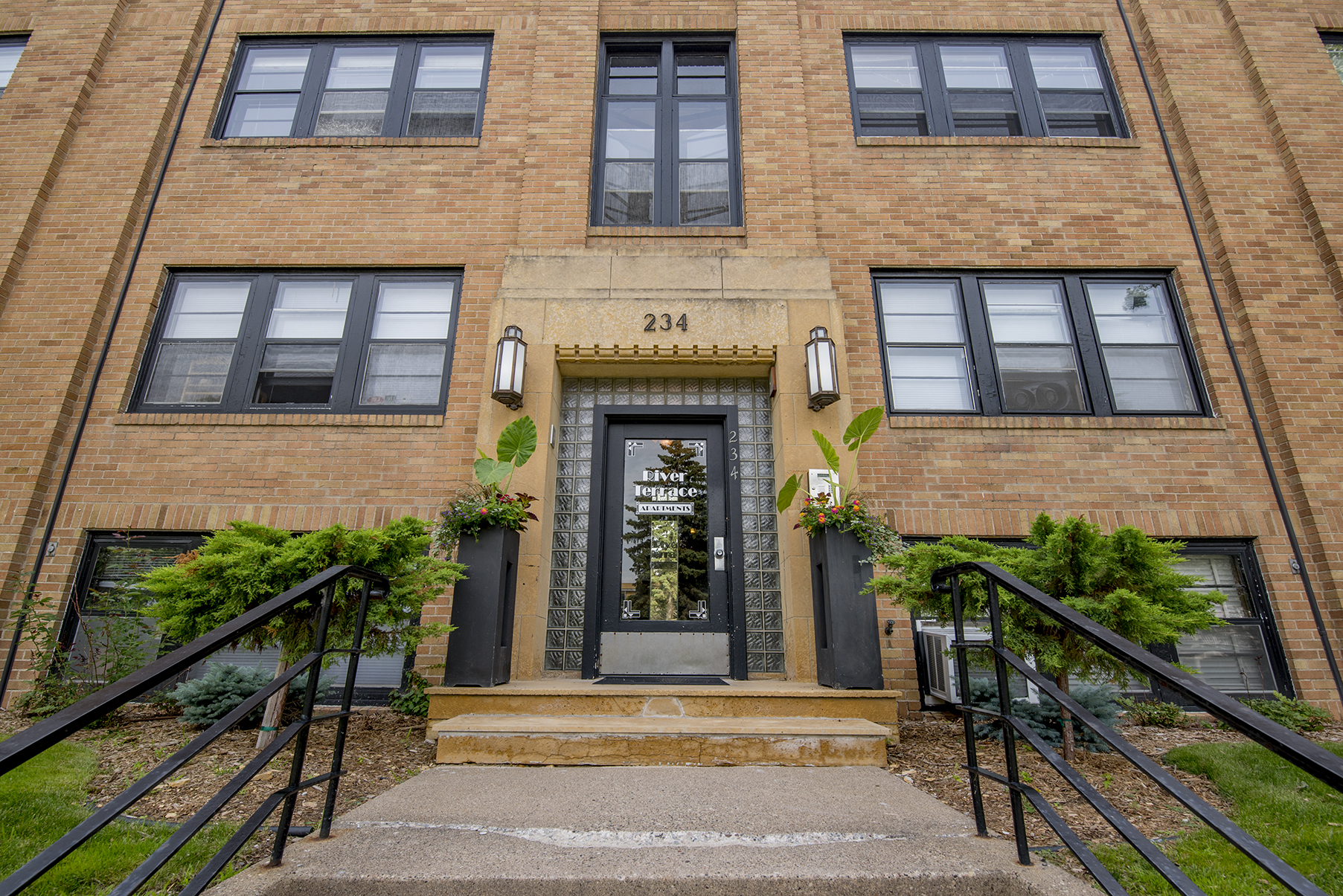 A great building in a great location - walk across the Lake Street Bridge in to Minneapolis, across the street to Town & Country or over to Summit Avenue!