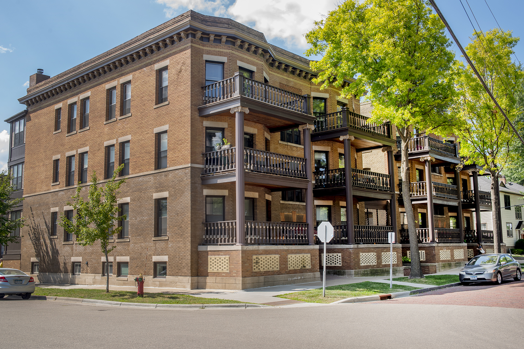 Welcome to St. Anthony Flats! Walking distance to WA Frost, Nina's Coffee, the Cathedral, public transportation, Boyd Park and more!
