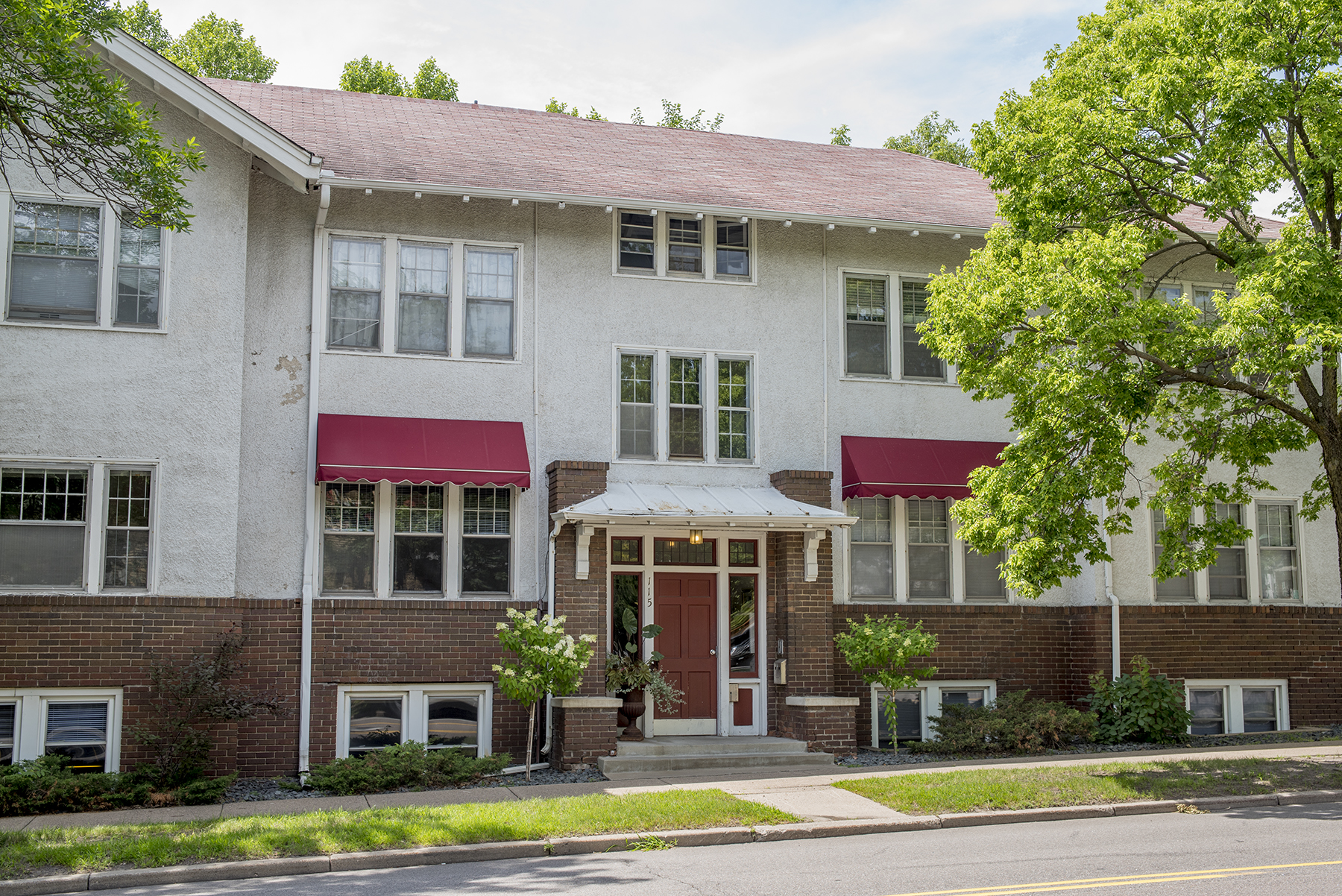 Fairview Flats are situated on Fairview Avenue just between Summit Ave and Selby Avenue