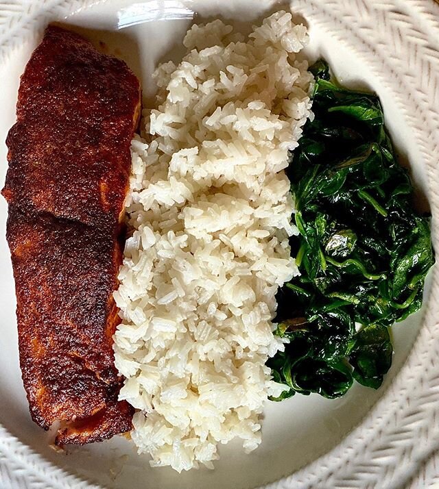 I really branched our last night from the typical maple sriracha salmon I make. BBQ-esque salmon recipe inspired by one my favorite accounts, @amandafrederickson !! ⠀
Salmon Rub:
1/2 tsp smoked paprika
1 tsp garlic powder
1 tsp onion powder
1 tsp chi