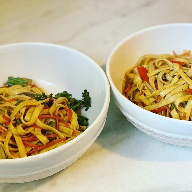 🥢🥡Chow Mein🥡🥢
⠀
Ingredients
1 c baby Bella mushrooms thinly sliced
1 c carrots julienned 
1 bell pepper thinly sliced
2 celery ribs diced
3 green onions
1 tbsp minced garlic
Broccolini -chopped
Sesame seeds
Red pepper flakes
White pepper
Dried Ch