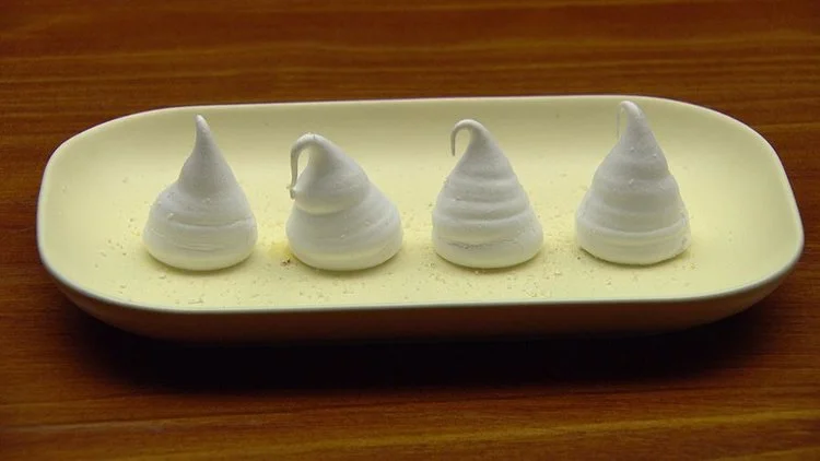 Meringue+Kisses (1).jpeg