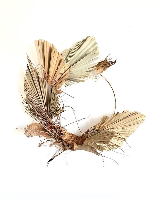 Just playing with dead things 🌾
.
.
.
#palmfronds #driedplants #evenindeaththereislife #driedplantsdecor #bohowreath #bohohomedecor