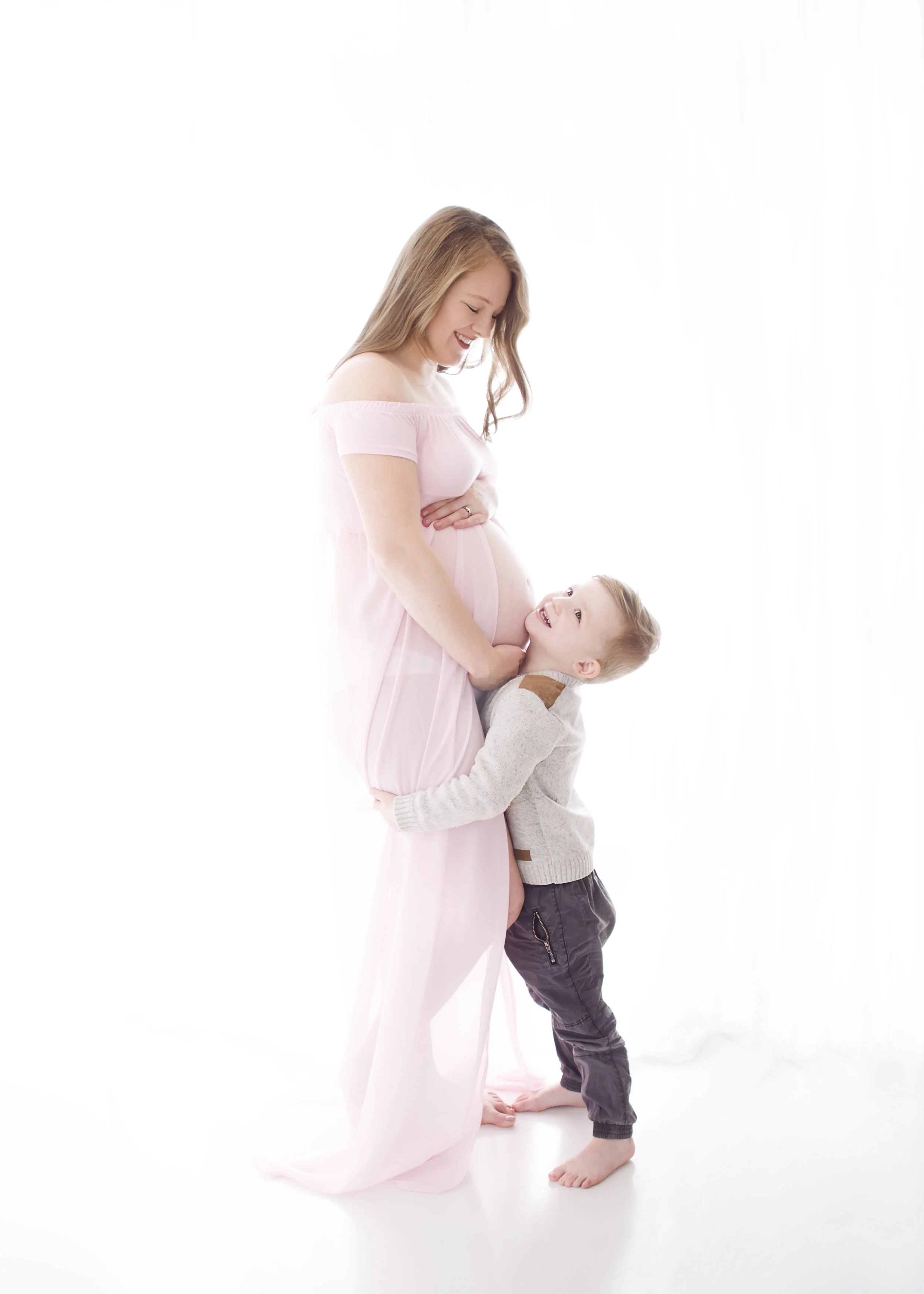 We welcome all family members to be a part of your beautiful maternity photography session with Michelle Petkovic Photography, which can be held either in the comfort of our Paralowie studio or on location around Adelaide.