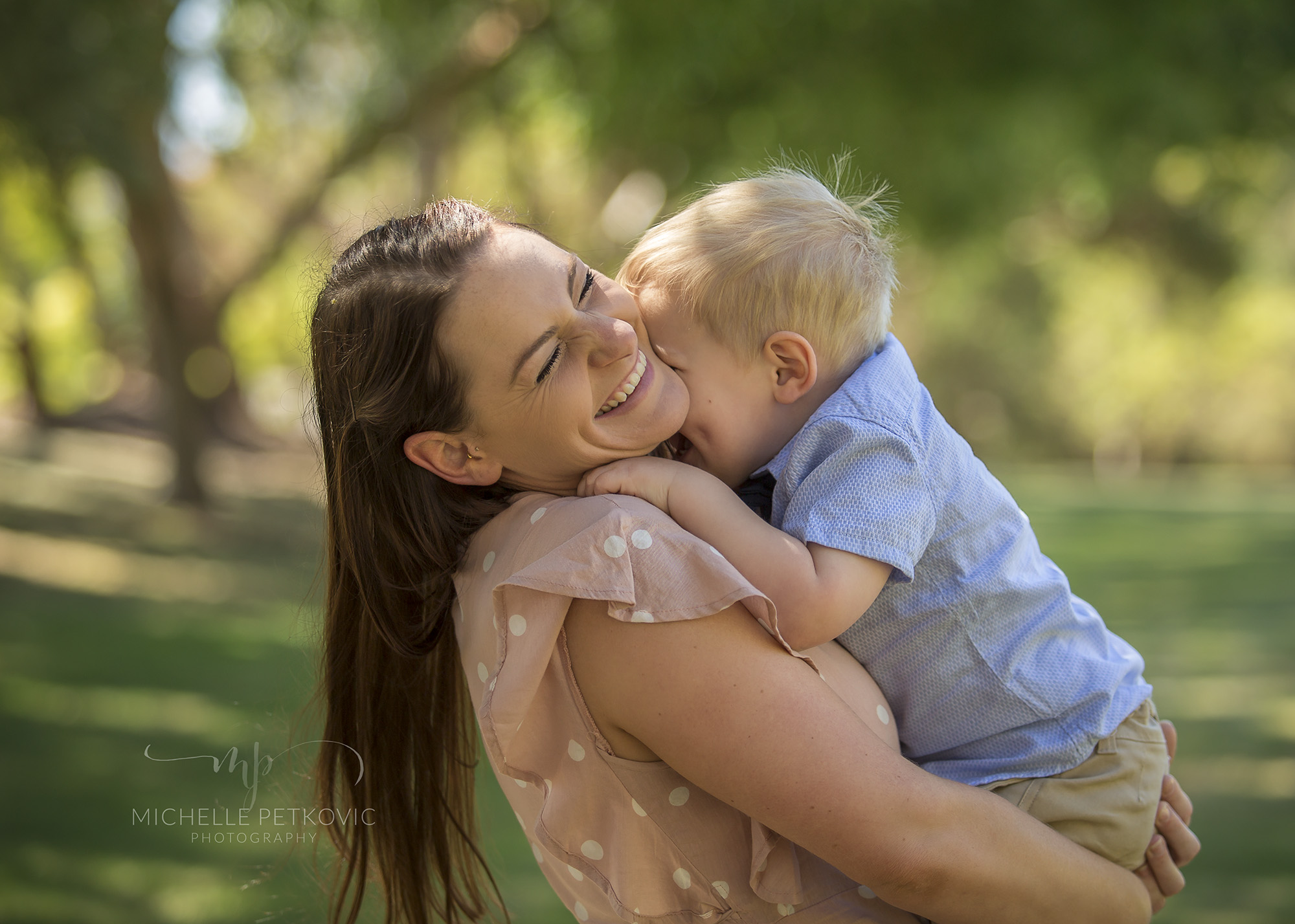  mother and son family outdoor family photo shoot session in Adelaide. Bubbles, baby kisses, cuddles, mother and son, toddler 