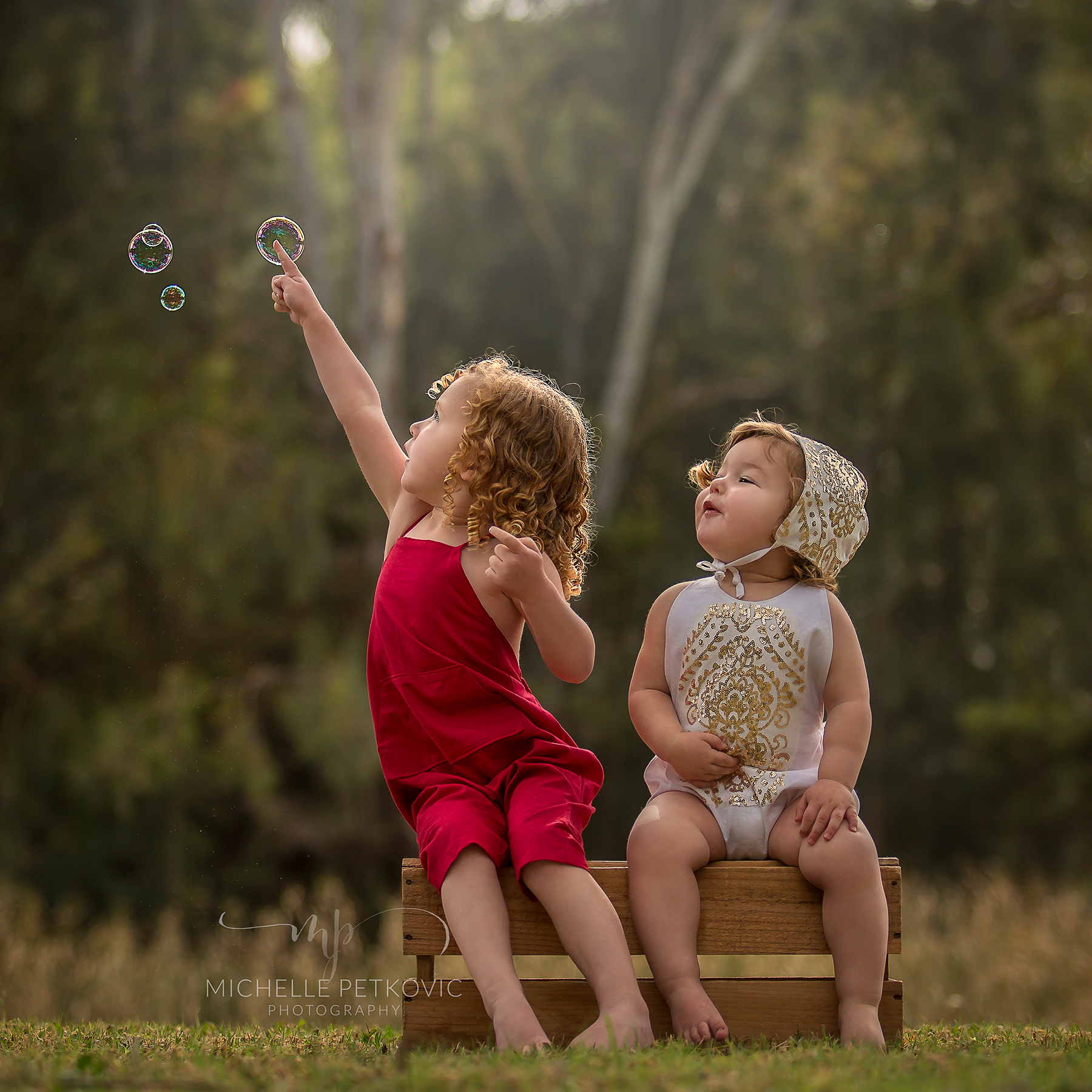 sisters-photos-bubbles-outdoor.png