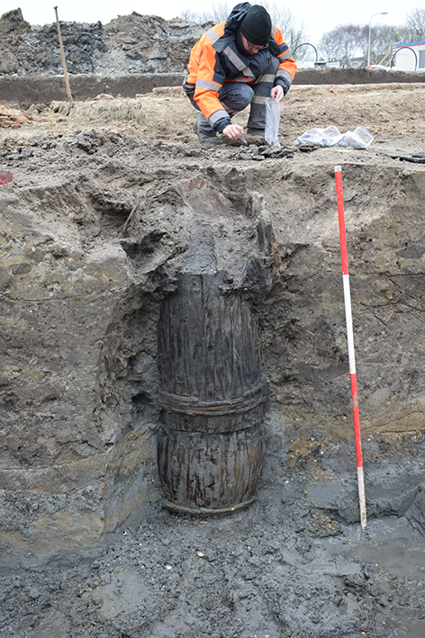 Archeologische opgraving Katwijk, houten tonnen 1 Foto ADC.png