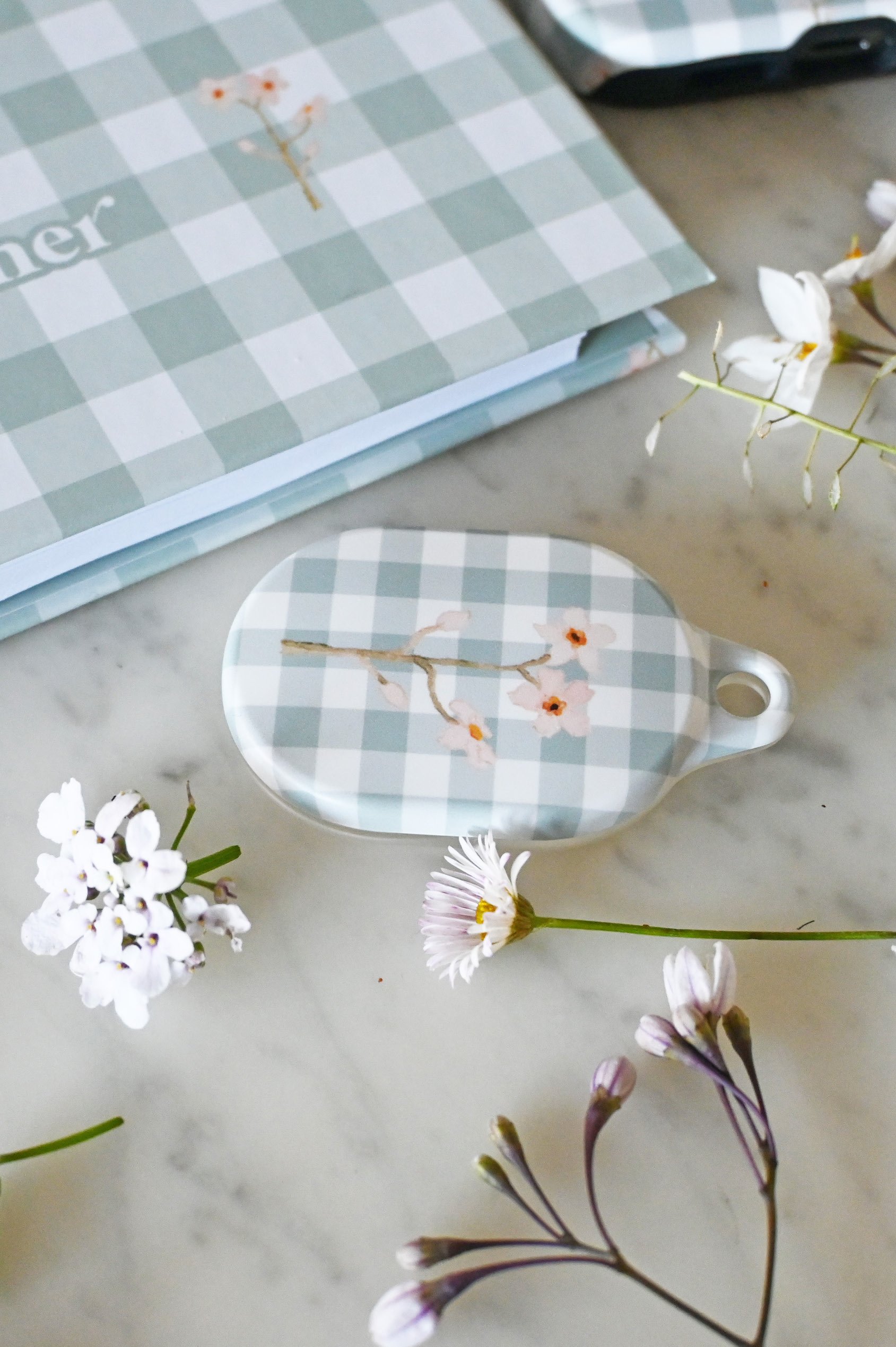 brielle-airtag-case-flower.jpg