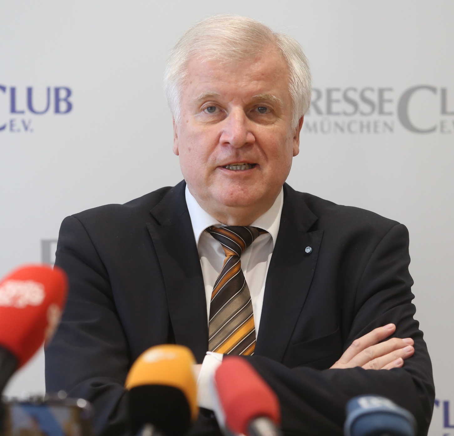 BAMF-Affäre: Warum der Skandal Horst Seehofer sehr gelegen kommt?