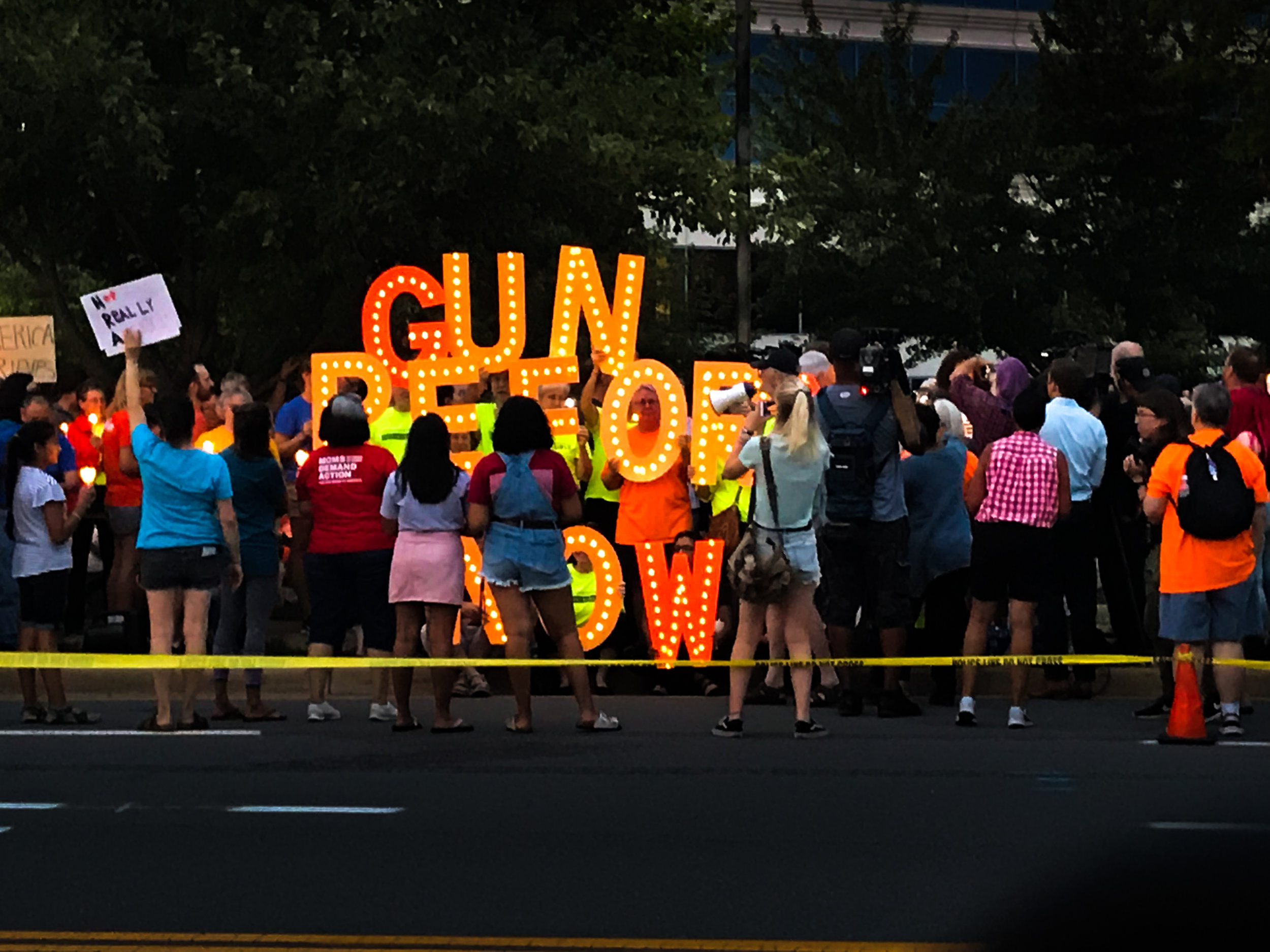 Demonstranten vor dem Hauptquartier der NRA in Fairfax, Virginia am Montag Abend.