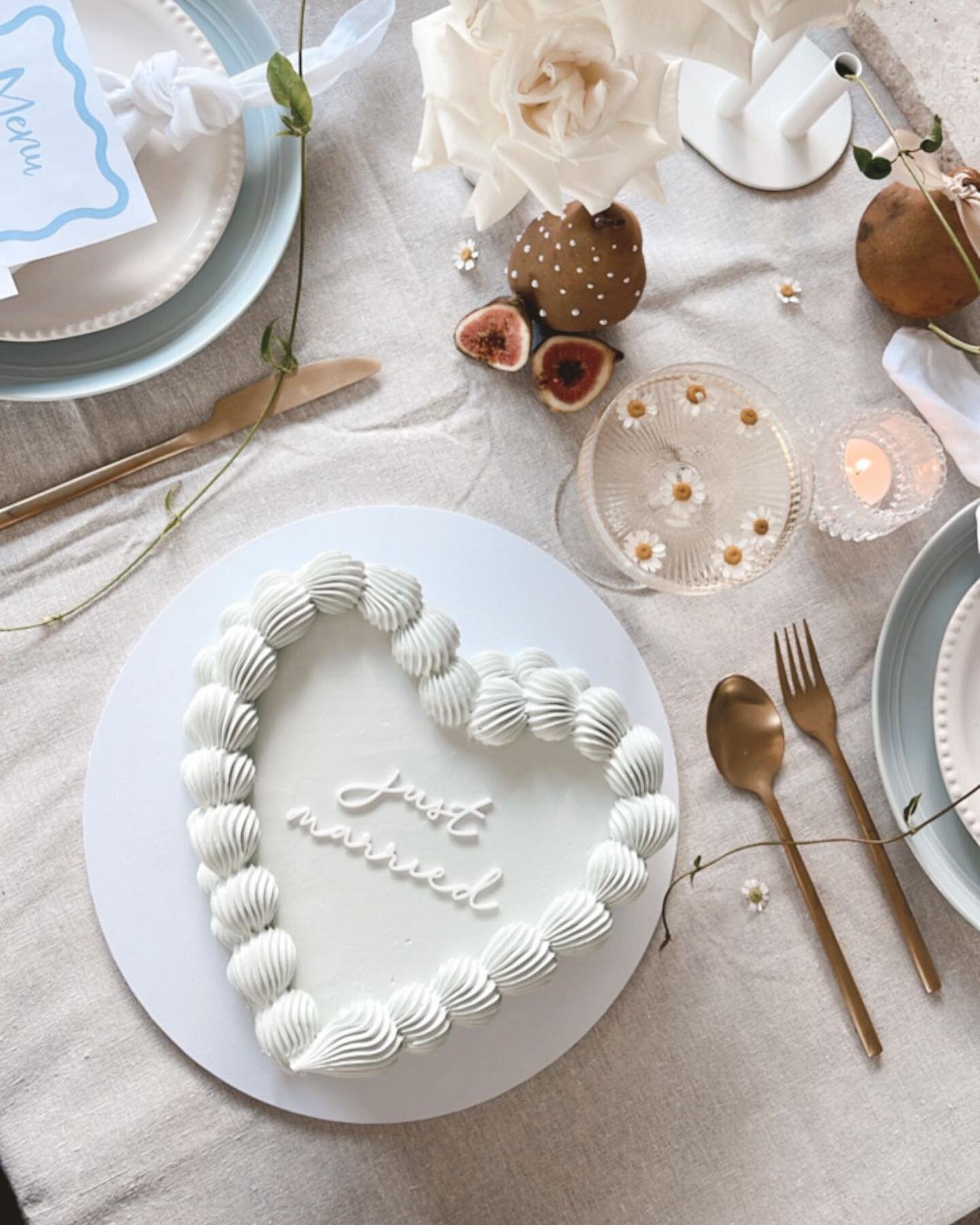 JUST MARRIED / this classic style heart cake is definitely having a rebirth and I&rsquo;m very thrilled about it! We went to Sydney a few weeks ago and this one came with us! I dropped it into @bloomstudios.co_ for a styled shoot among all these gorg
