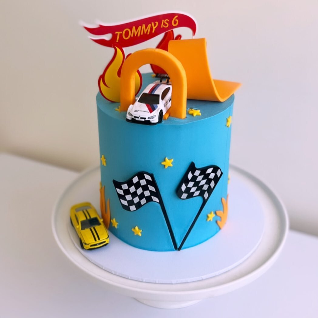 TOMMY IS 6 / I have SO many cakes that have never made it onto my Instagram feed! I am going to try to try to post a few from the last year or so, starting with this one! 

Flames, flags and name topper: @one.kind.studioau 🔥