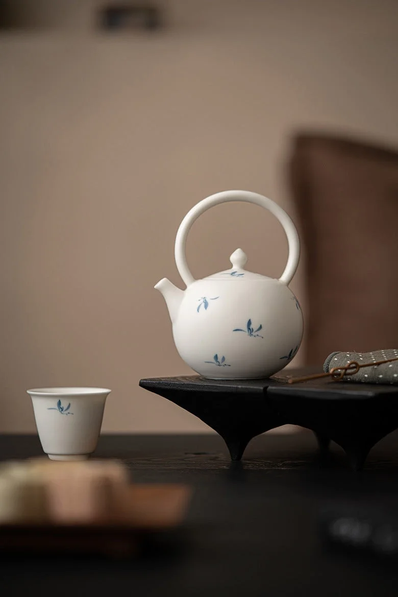 STUDIO GAIL ALEXANDER - Hand painted tea pot0f81f78a47968b19760dff74cc4189d25c703eafd7bcfdf8e3fe357b9bc3942c.webp