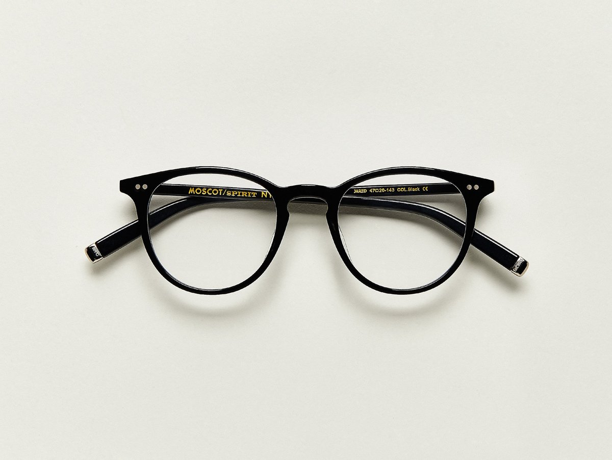 MOSCOT - Jared Opticals £245 COLOUR Black SIZE 47 With familiar hints of The FRANKIE, The JARED is classic in its shape, but with added height and a bit more 'tude...but still really nice and polite, with a matching acetate clip to boot. Handcrafted using Italian acetate Features two dot rivets Comfortable key hole nose bridge Includes acetate nose pads 3-Barrel hinge MOSCOT temple engravings Signature brass temple tips for MOSCOT SPIRIT frames