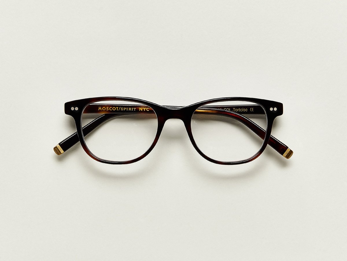 MOSCOT - Jesse Opticals £245 COLOUR Tortoise SIZE 48 A little bit square and a little bit round, The JESSE fits most faces effortlessly – so effortlessly you'll feel like you're Putting on your favorite pair of jeans... only on your face. Handcrafted using Italian acetate featuring unique patterns distinctive to each frame Features two dot rivets Comfortable saddle nose bridge Includes acetate nose pads 3-Barrel hinge MOSCOT temple engravings Signature brass temple tips for MOSCOT SPIRIT frames