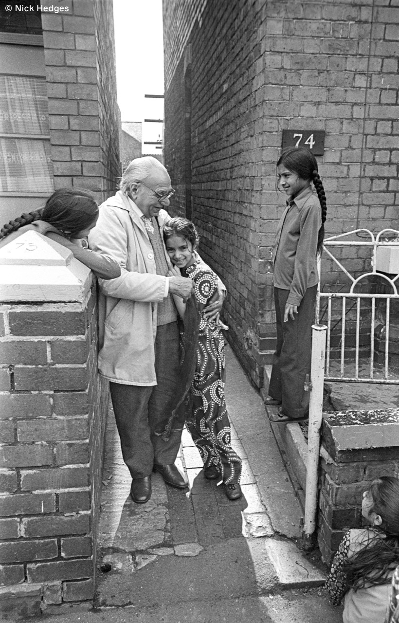 975-31 Sikh grandfather and his granddaughters, Wolverhampton 1978.jpg