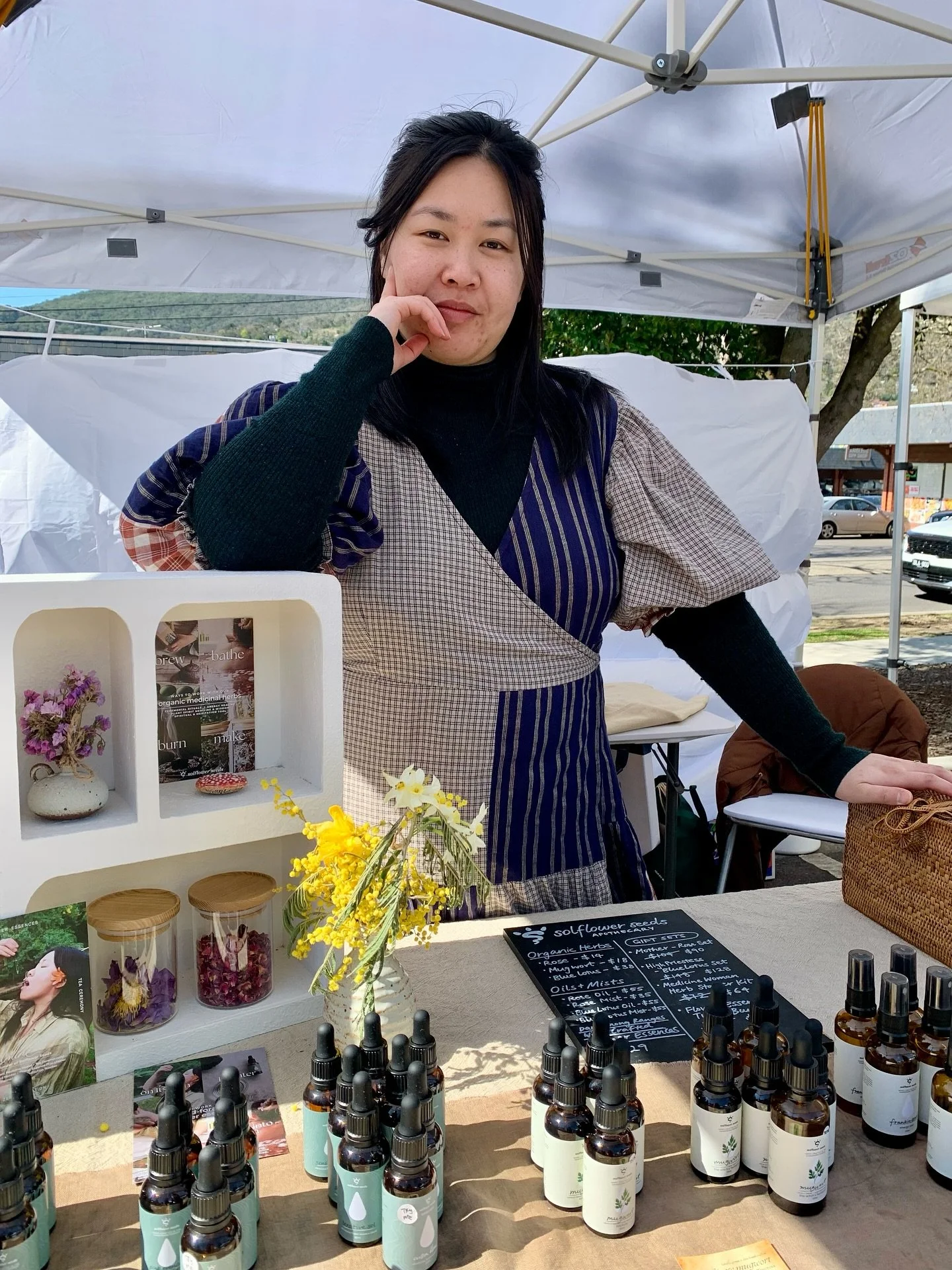 🥲 Just look at our glowing lil mobile Apothecary!!

Thank you for the warm and windy market day last Saturday @undertheferntreesmarket 😄 I can viscerally feel Spring invigorating the little seedling energy within to be about ready to pop and shoot 