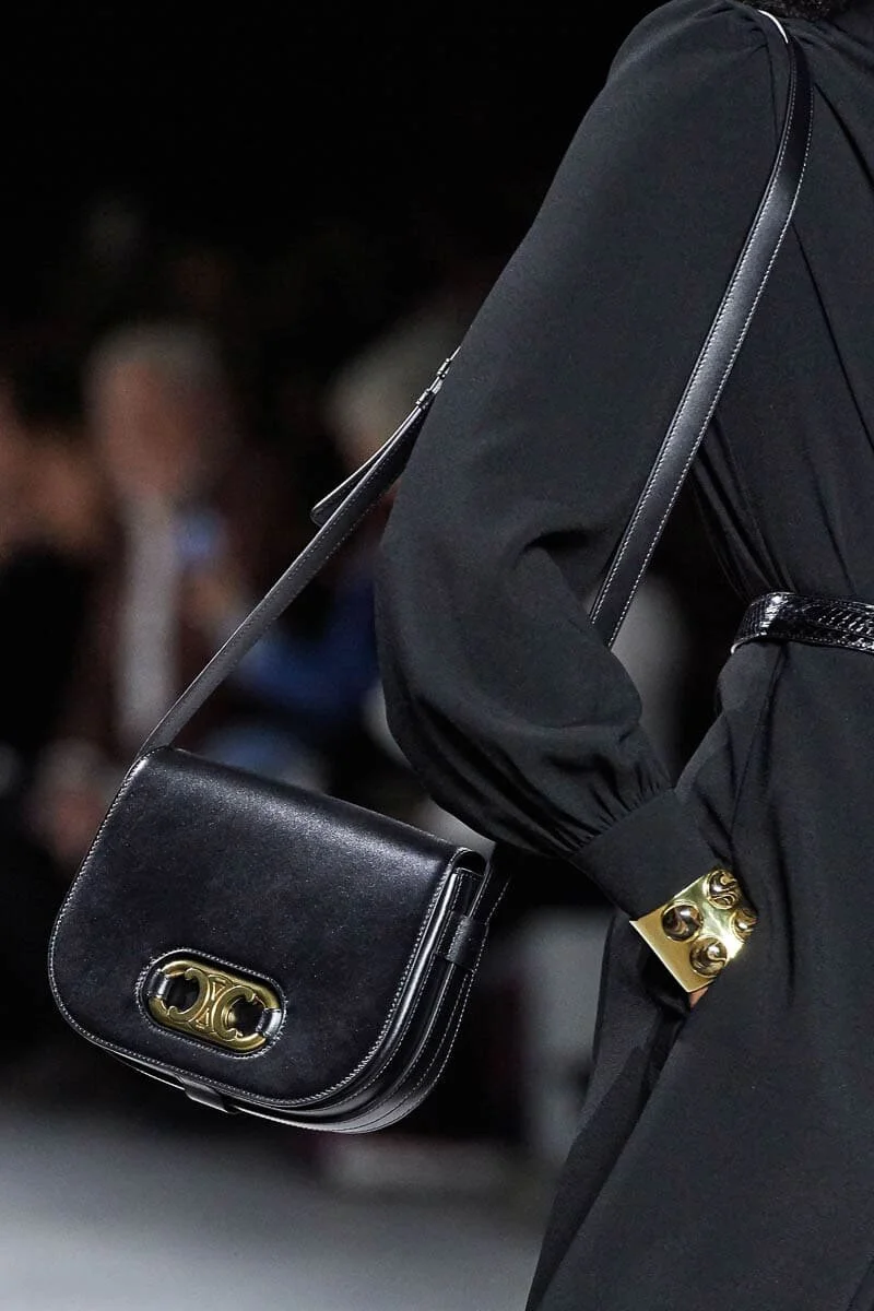 CELINE　Triomphe Maillon bag（トリオンフモチーフ）を取り入れた新モデル「マリオントリオンフ」バッグ　ついに発売！安く買える場所はここ！