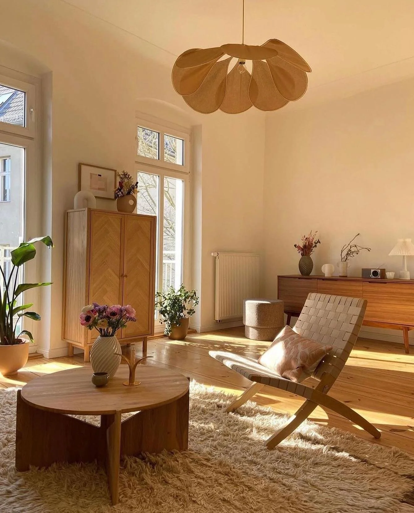 Interior Inspo &bull; @georgesstore Sun and flower.
☀️📷🏠 @67quadrat 
.
.
.
.
.
.
#georgesstore #home #deco #interiordesign #decoration #light

#インテリアコーディネート #インテリアデザイン　#キッチングラム #キッチンインテリア