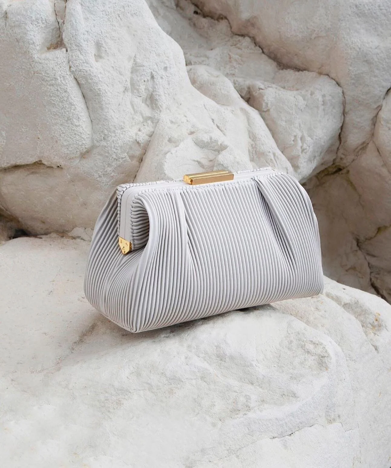 購入先のお問い合わせはDMまで☺️

Via @demellierlondon Pleated beauty: The Florence in off-white pleated smooth #DeMellier #ABagALife

#ファッションバッグ　#バッグブランド　#セレクトストア　#ファッション通販 #ファッションコーディネート #ファッション好きな人と繋がりたい #メンズファッション #買い物依存症 #ショッピング #セレクトショップ