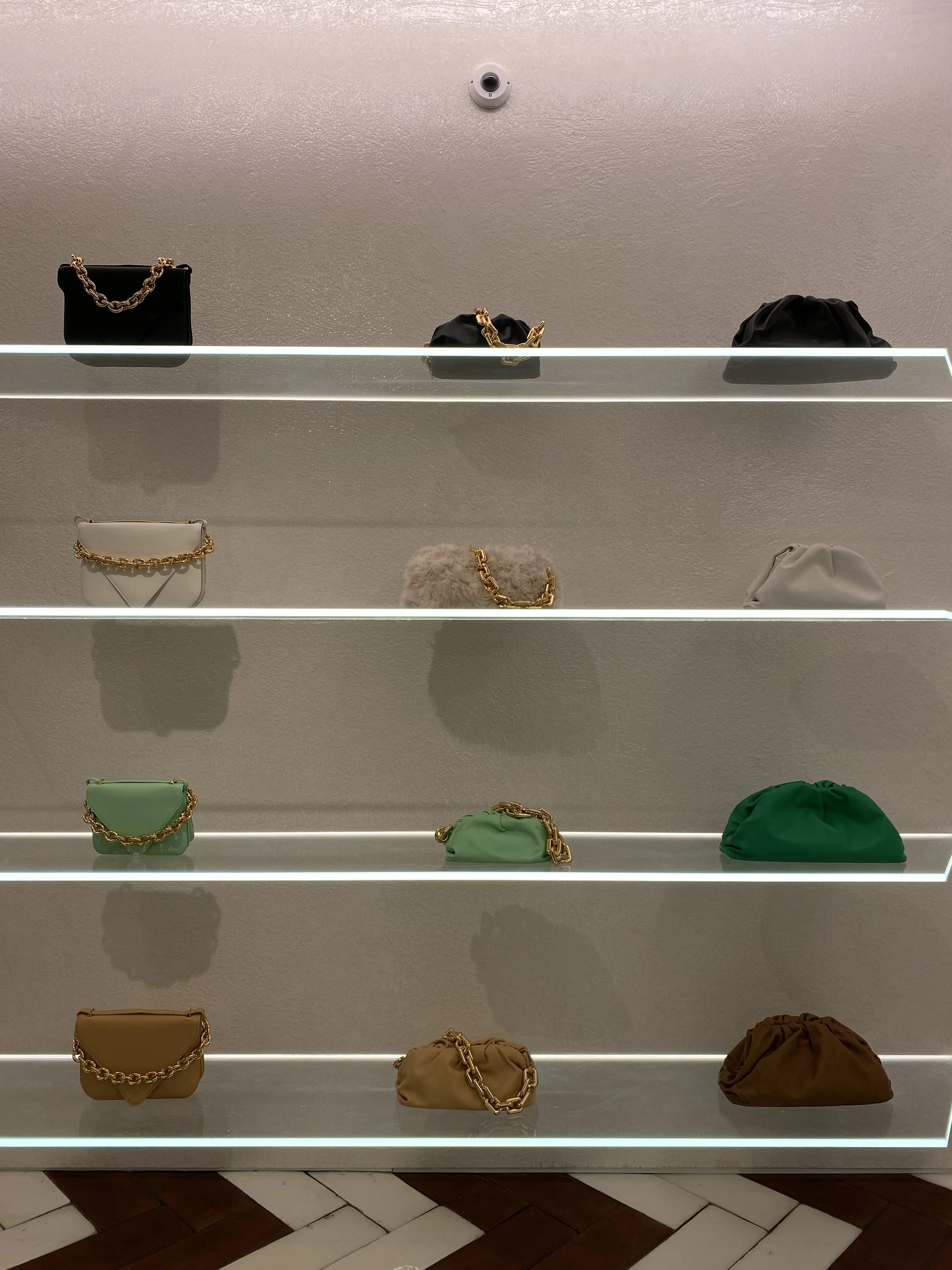 【Bottega Veneta ボッテガヴェネタ】　Mini Jodie bag ミニジョディバッグ　新コレクション　日本未入荷もあり？