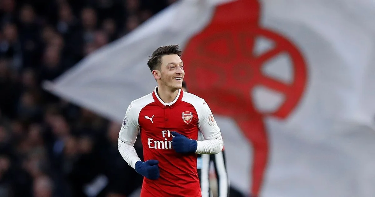 mesut arsenal.jpg