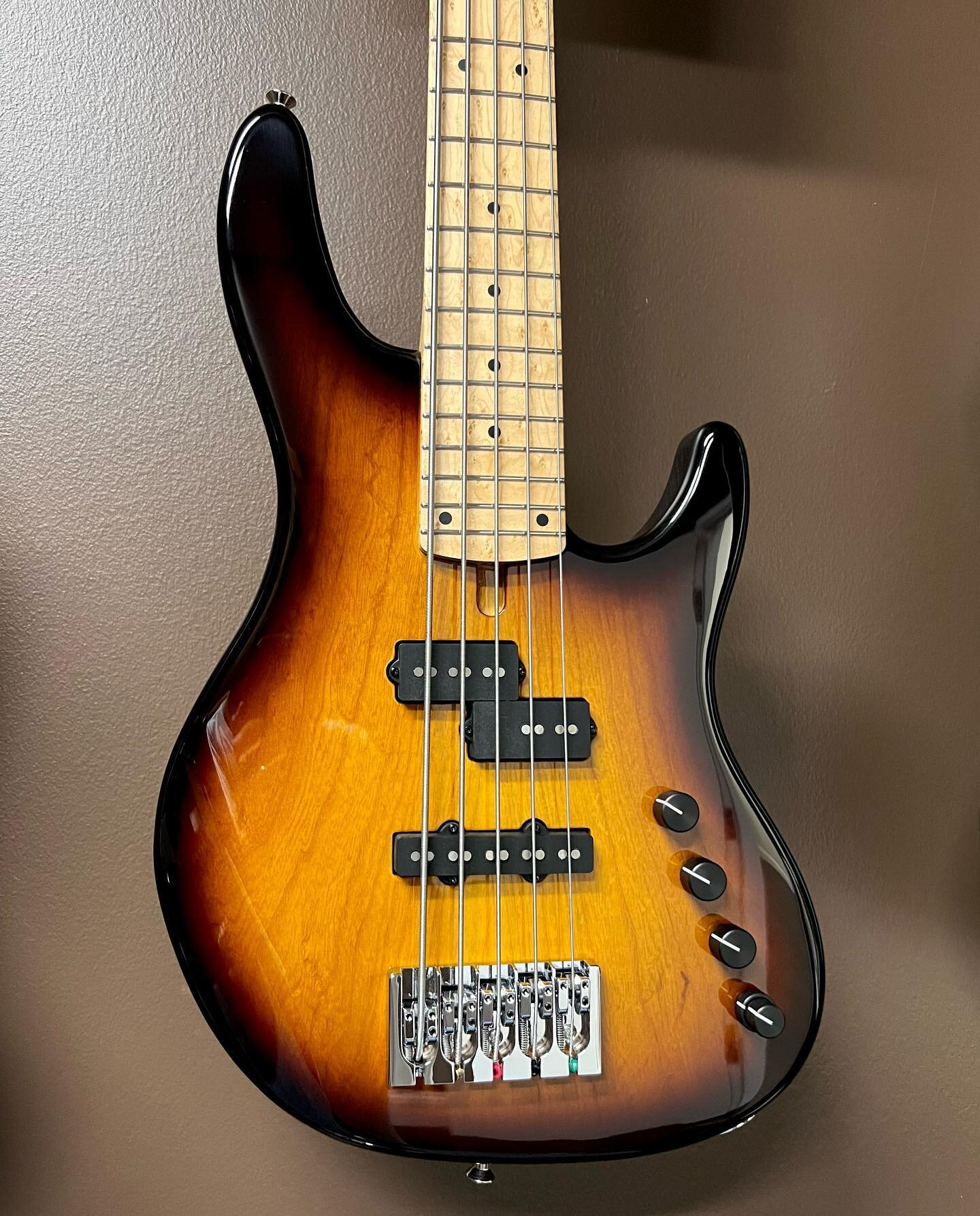 Finished this Custom-Ordered Tobacco Sunburst PJ5-24 a couple of weeks ago.  It kills 🔥🔥🔥

#madeinusa #bass #bassguitar #guitar #bassporn #classic #bassplayer #mikelull #mikelullbass #bassgear #guitargear #instaguitar #bassesofinstagram 
#rocknrol