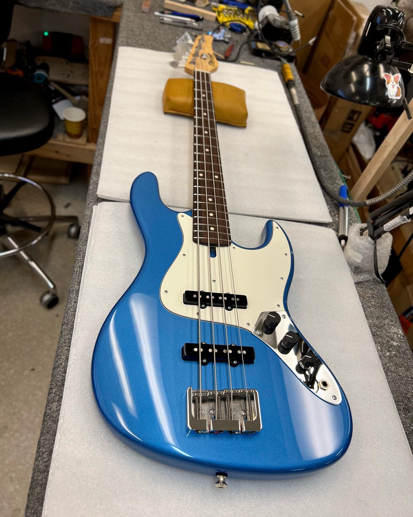 The first Custom-Ordered J430 in Lake Placid Blue, done!  This bass was built at the same time as the prototype because the owner wanted one so badly! 😎🔥🔥🔥

#madeinusa #bass #bassguitar #guitar #bassporn #classic #bassplayer #mikelull #mikelullba