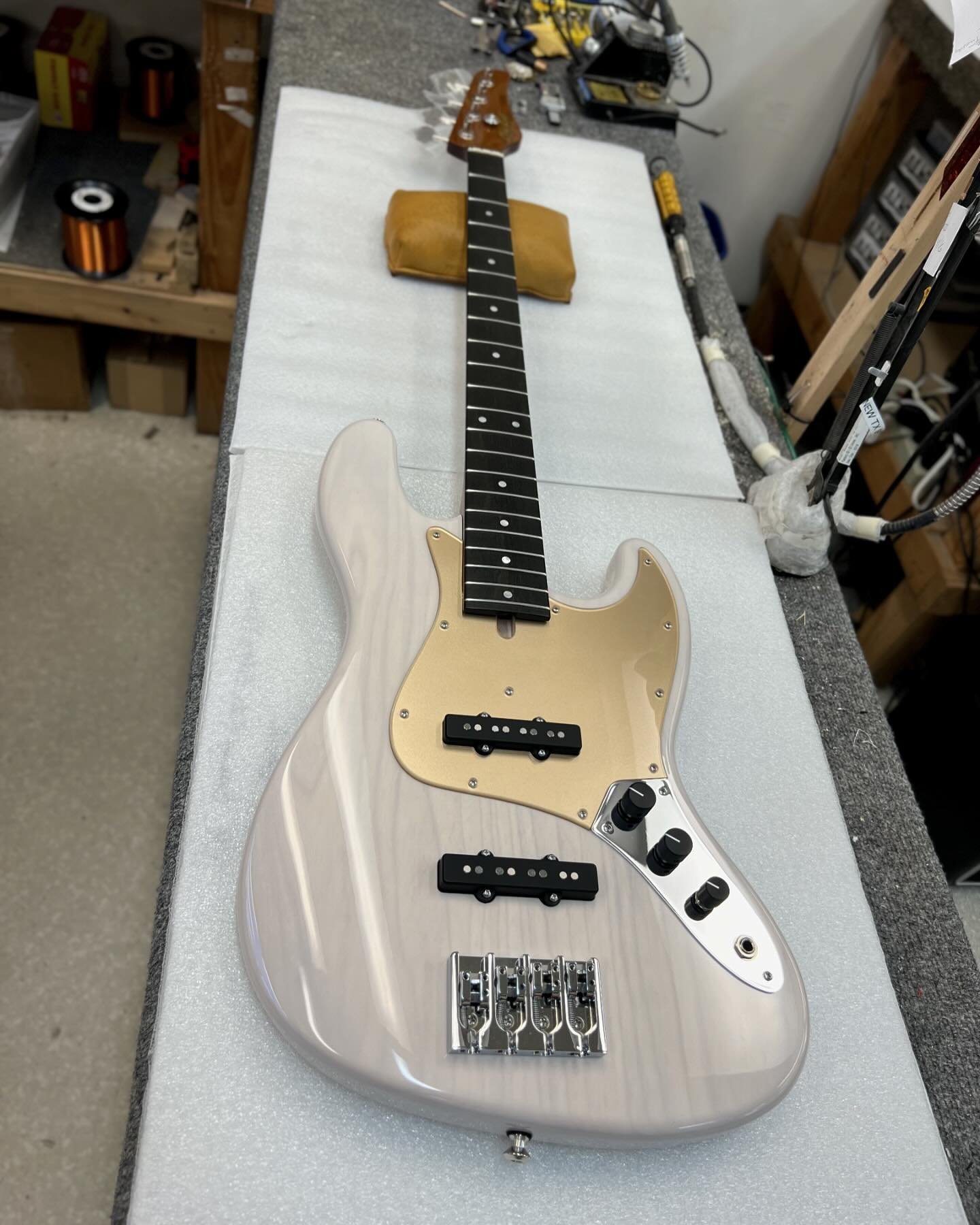 On the Bench - Mary Kaye V4. Swamp Ash Body. Roasted Maple Neck. Ebony Fretboard. Hand-Wound Mike Lull Jazz Pickups. Perfect ✨✨🤍🤍🔥🔥

(Available Soon)

#madeinusa #bass #bassguitar #guitar #bassporn #classic #bassplayer #mikelull #mikelullbass #ba