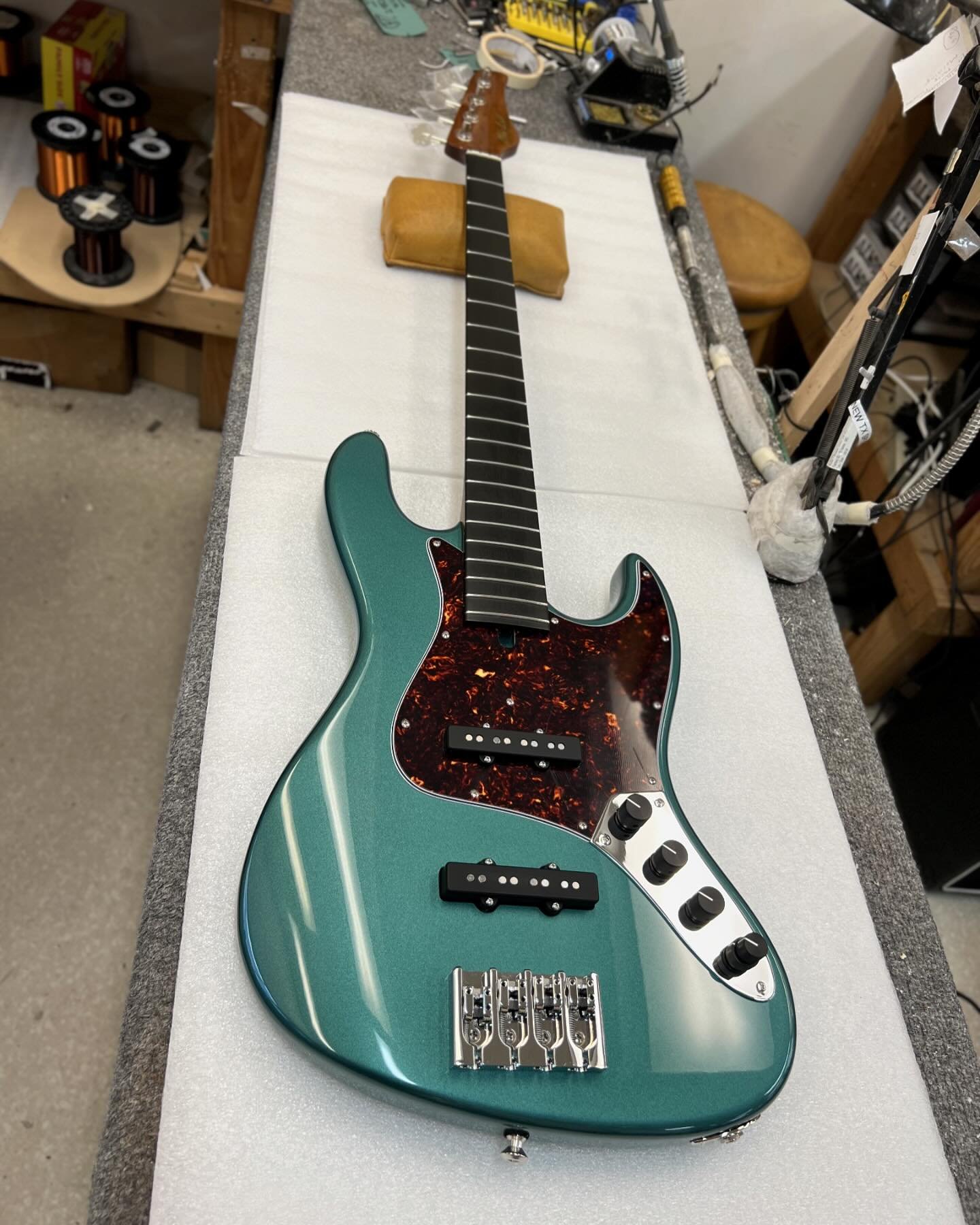 On the Bench - Vintage Sherwood Green M4V Custom. Alder Body. Roasted Maple Neck. Ebony Fretboard. Hand-Wound Mike Lull J Pickups. @bartolinipups NTBT Preamp. Scrumptious 💚

(Available Soon)

#madeinusa #bass #bassguitar #guitar #bassporn #classic #