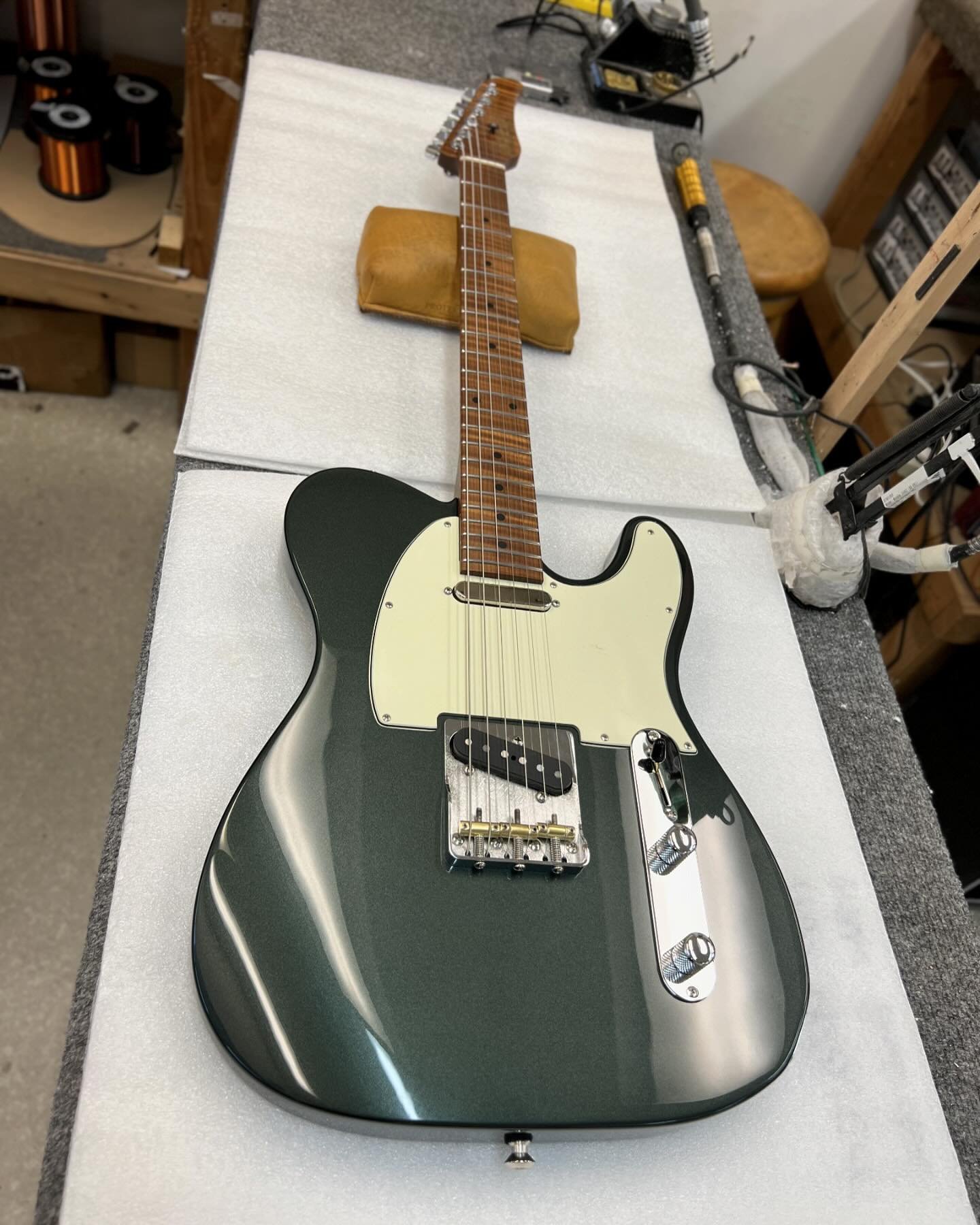 On the Bench we have this Firemist Charcoal TX with a Mint Green Pickguard. Swamp Ash body (chambered). Roasted Flamed Maple, Medium C Neck (.830-.890). Mike Lull Hand-Wound Pickups. Rutters Bridge. @hipshotproducts Open-Gear Locking Tuners. Incredib