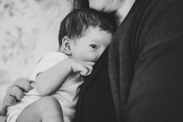 You stay cozy. I&rsquo;ll come to you.
No packing the diaper bag.
No car seat juggling.
No rushing out the door.

Just cozy cuddles and soft winter light. 

In-home sessions mean you get to relax in your favorite place with your favorite people. I&rs