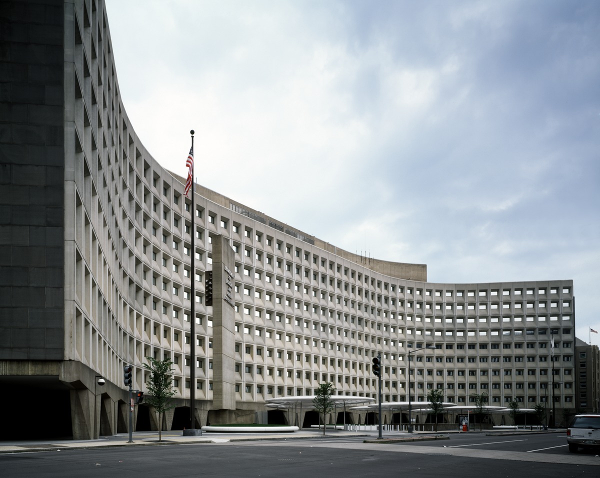 Robert_C._Weaver_Federal_Building,_headquarters_of_HUD,_the_U.S._Department_of_Housing_and_Urban_Development,_Washington,_D.C_LCCN2011633627.tif.jpg