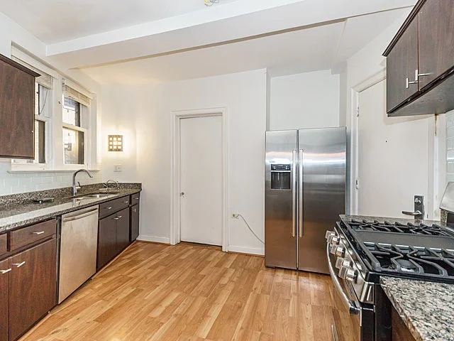 Kitchen 02.jpg