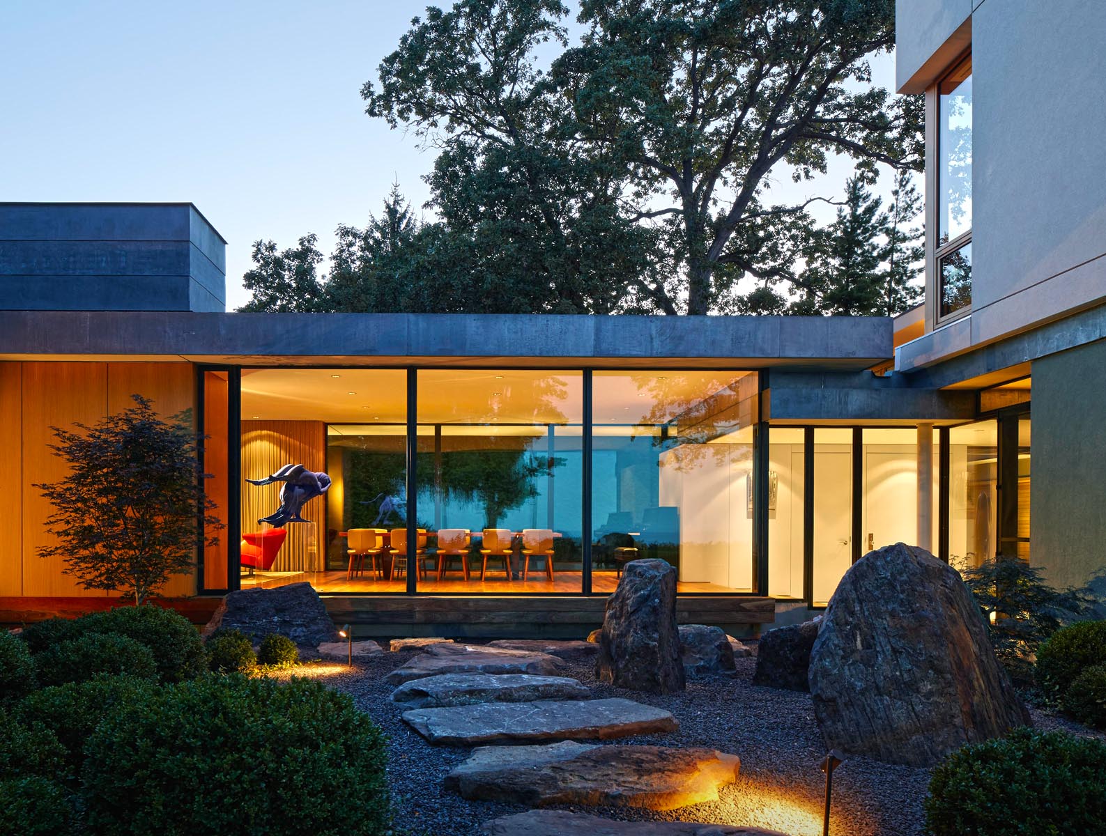 LAKE VIEW MODERN